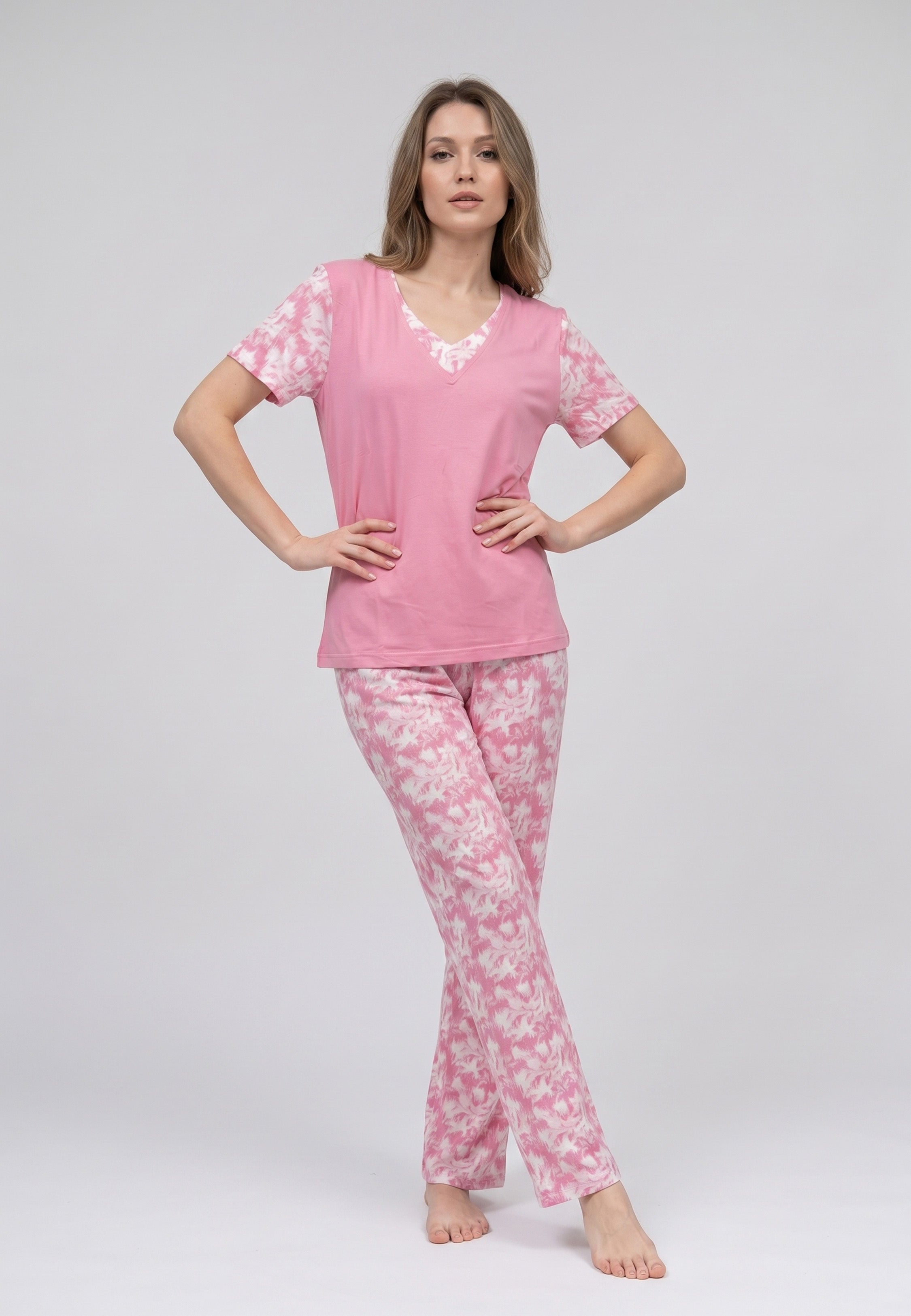 Femme portant un pyjama deux pièces t-shirt rose foncé col V manches imprimé fleuri et pantalon long imprimé aquarelle fleuri multicolore Rosabella Rosalinda