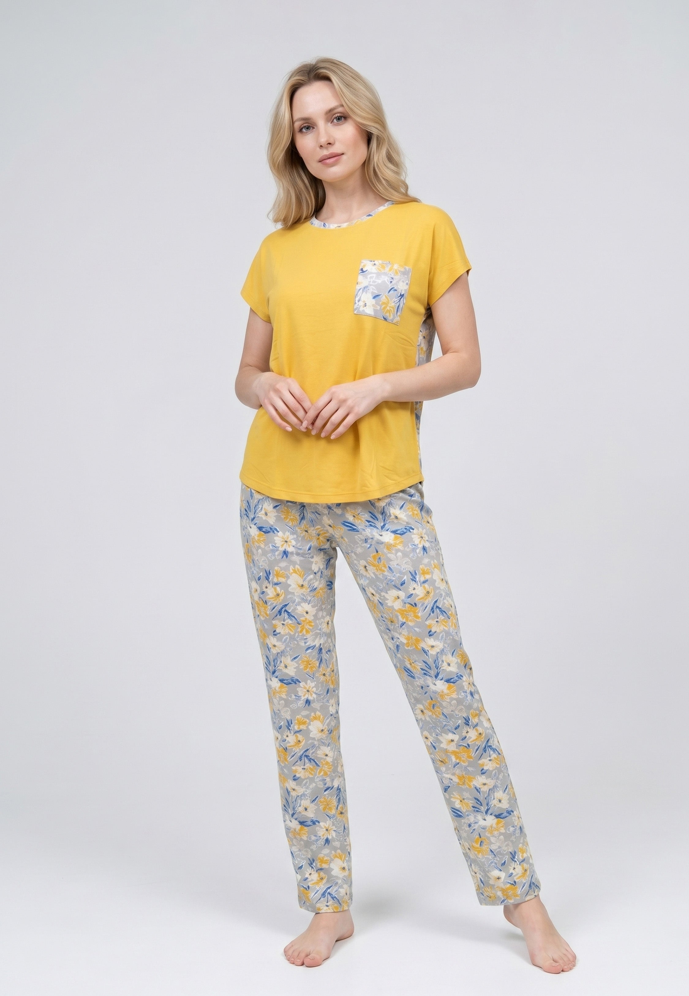 Femme portant un pyjama deux pièces t-shirt moutarde avec poche poitrine fleurie et pantalon long imprimé ethnique floral multicolore Rosabella Ethnique 2