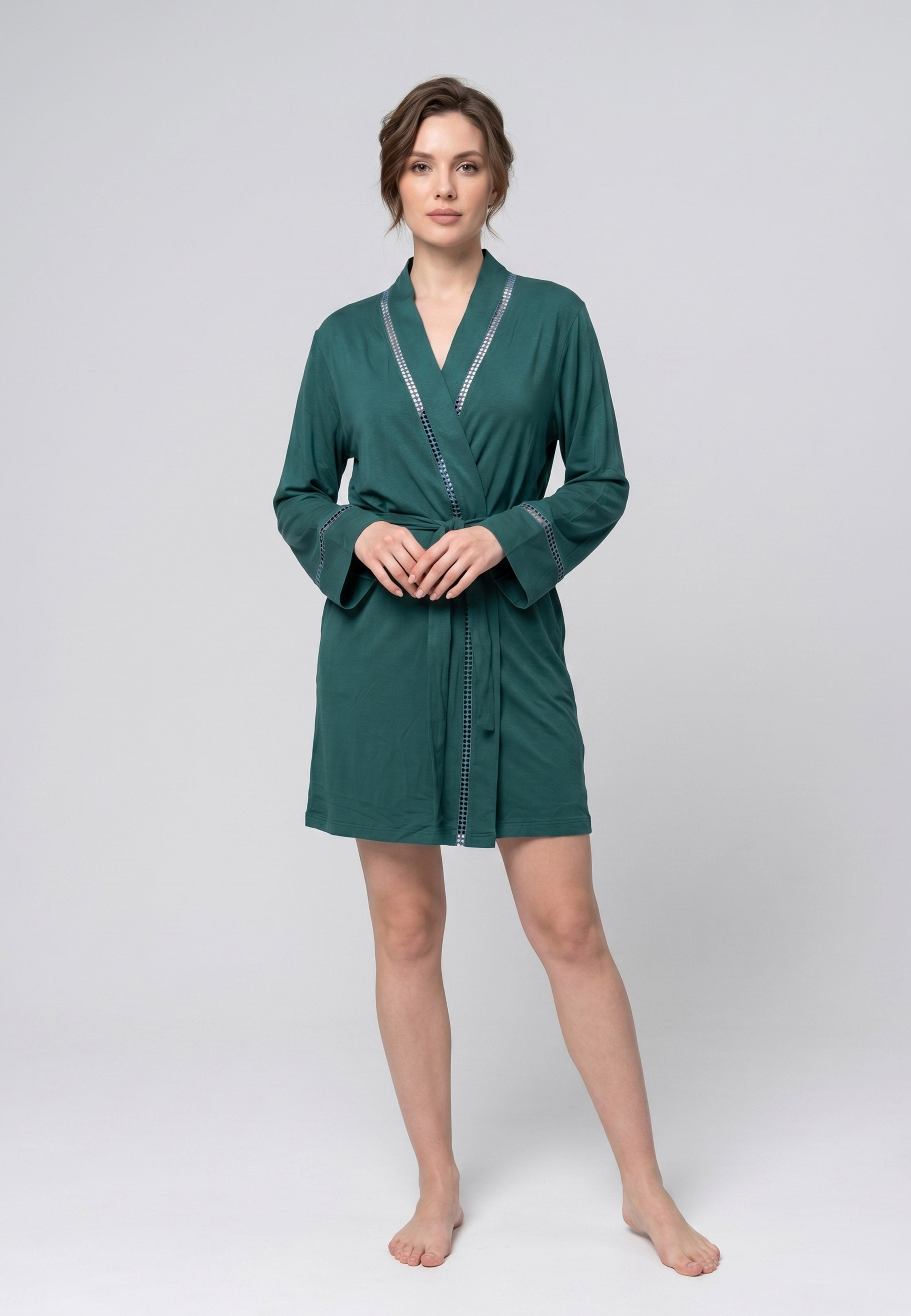 Femme portant un kimono court croisé manches longues dentelle uni vert avec ceinture Rosabella Cozy Comforts