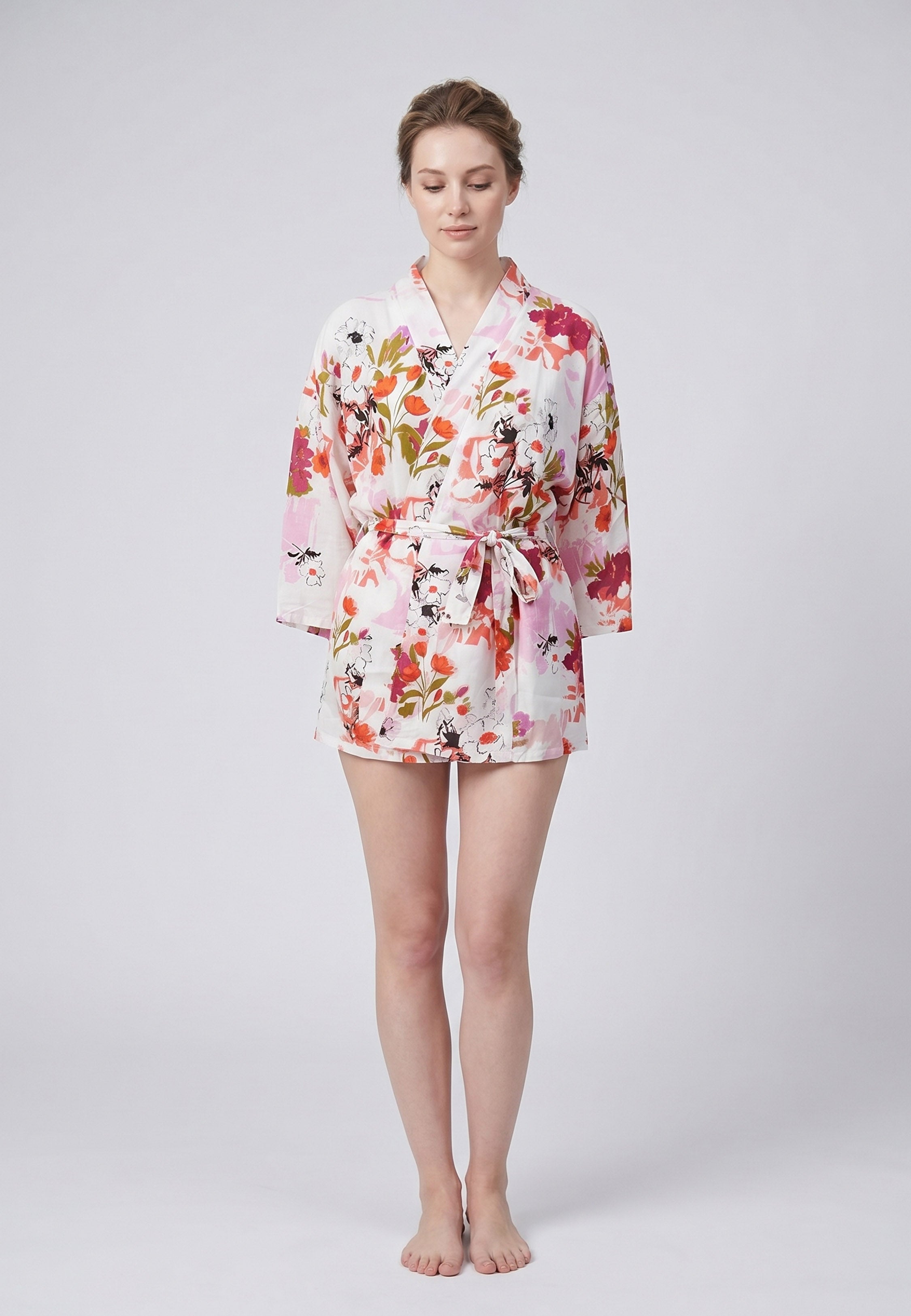 Femme portant un kimono court croisé larges manches imprimé fleuri aquarelle orange et multicolore avec ceinture Rosabella Chic Line