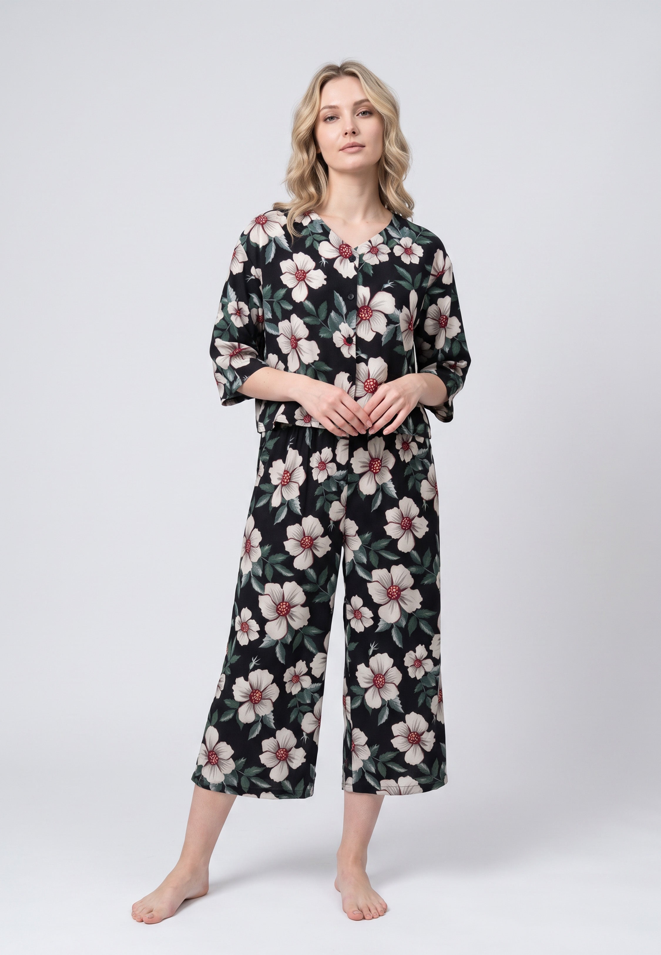 Femme portant un blouse manches 3/4 & pantacourt grandes fleurs cœur bordeaux fond noir Rosabella
