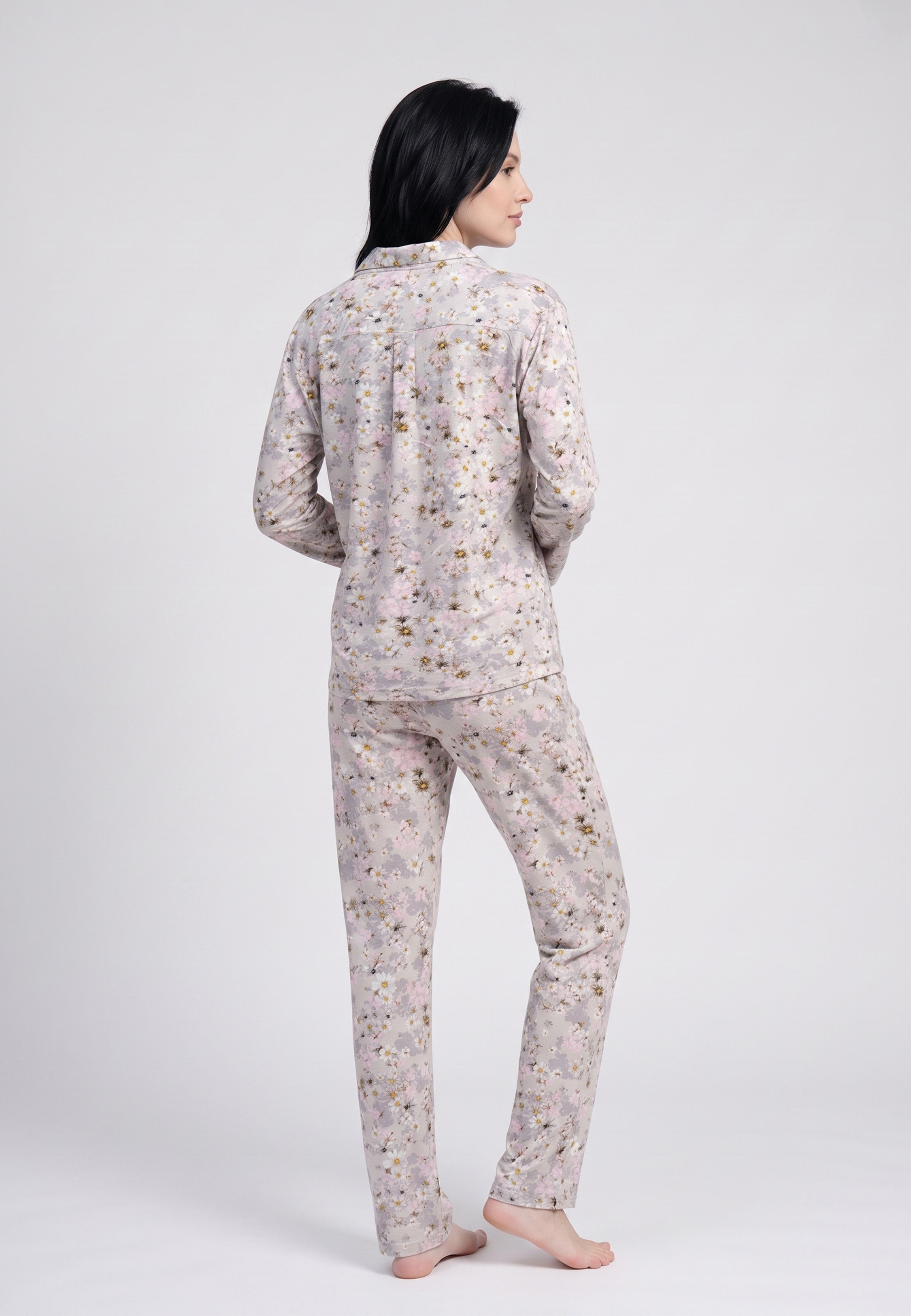 Femme portant pyjama chemise boutonnée col cranté & pantalon long imprimé fleuri rose Rosabella