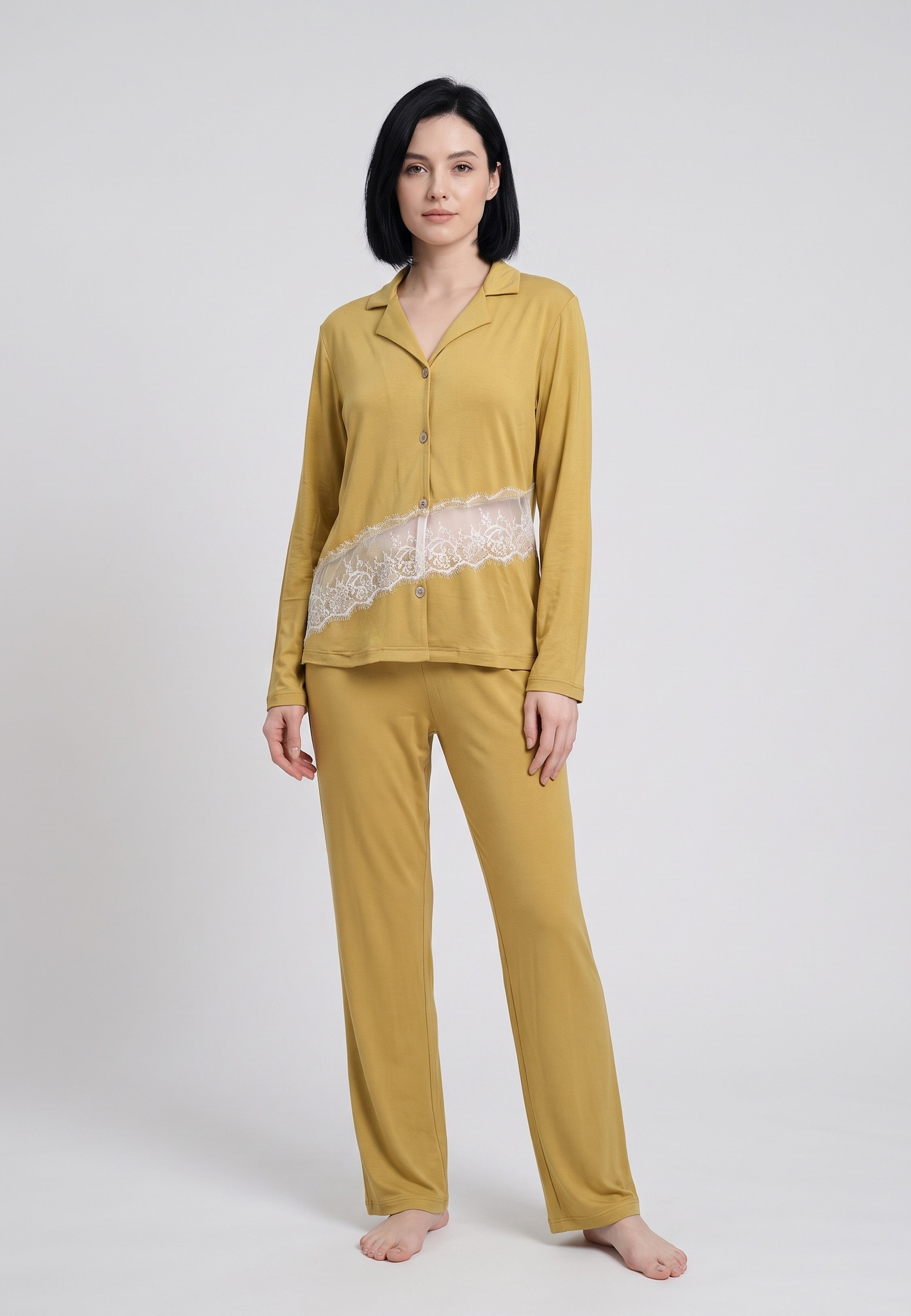 Femme portant pyjama chemise boutonnée bande dentelle & pantalon moutarde Rosabella
