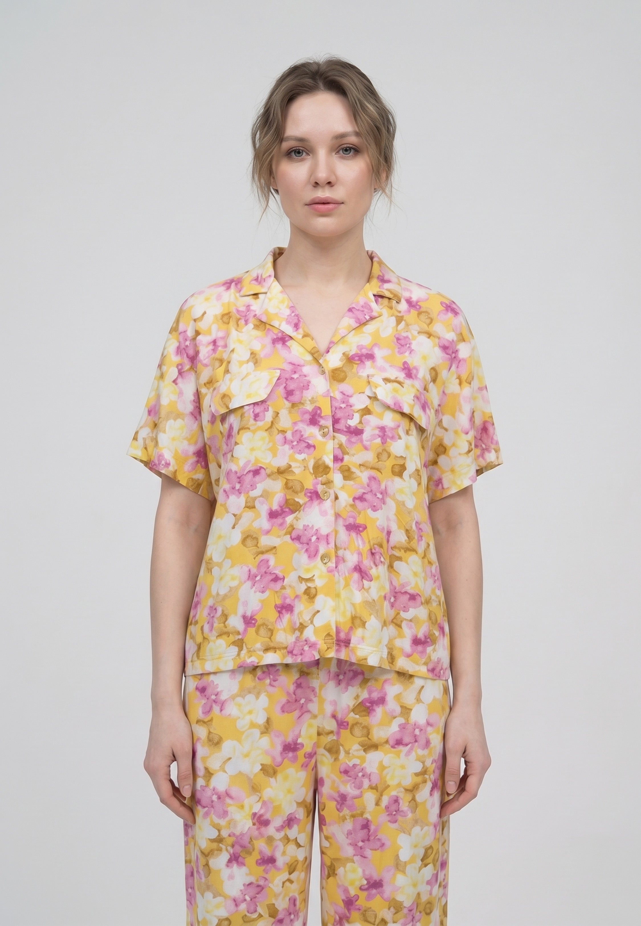 Femme portant un pyjama deux pièces chemise boutonnée manches courtes et pantalon large imprimé aquarelle mauve et blanc Rosabella Aurora Line