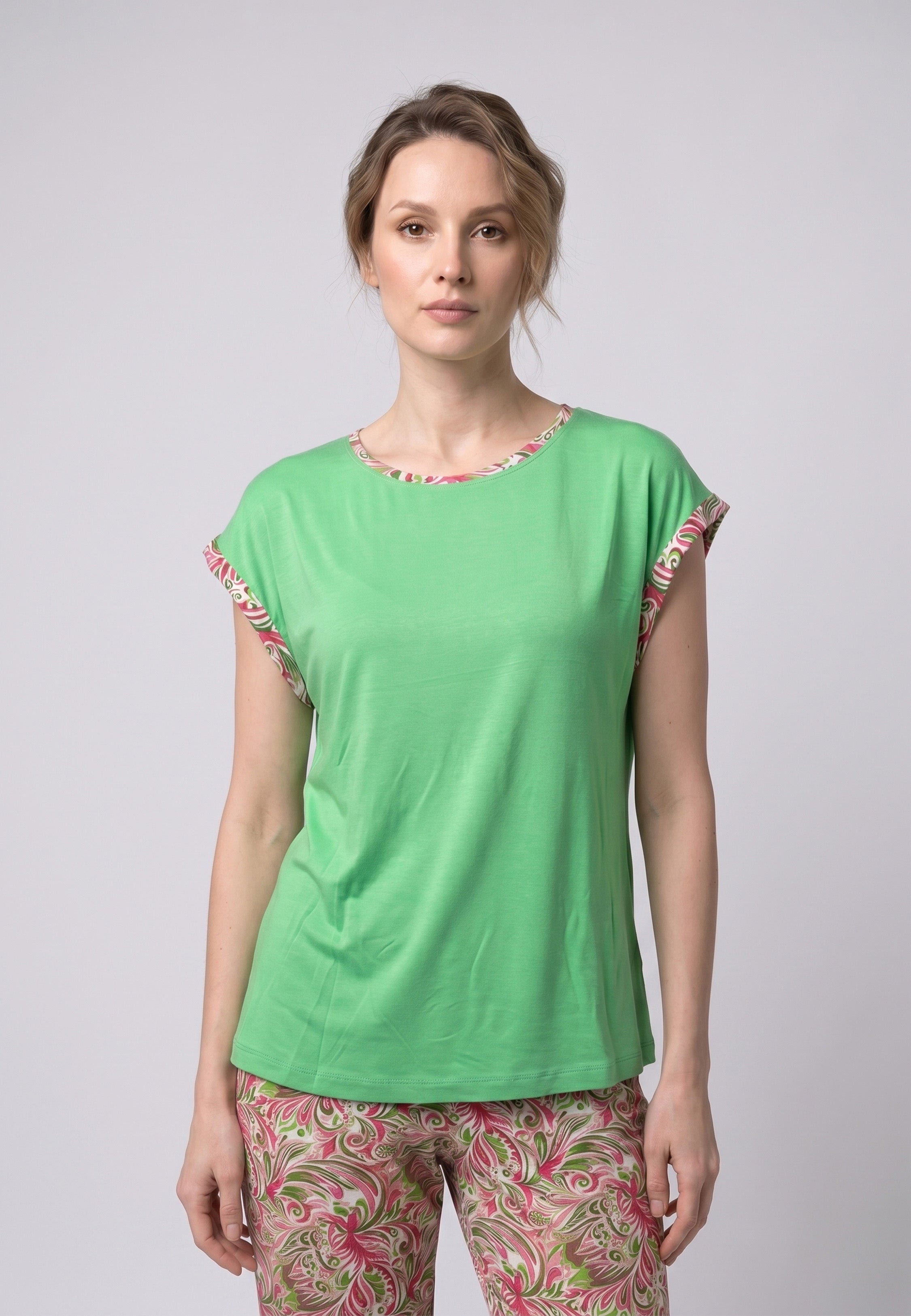 Femme portant un pyjama deux pièces t-shirt vert liseré fleuri au col et manches et pantalon long imprimé ethnique floral multicolore Rosabella Ethnique 2