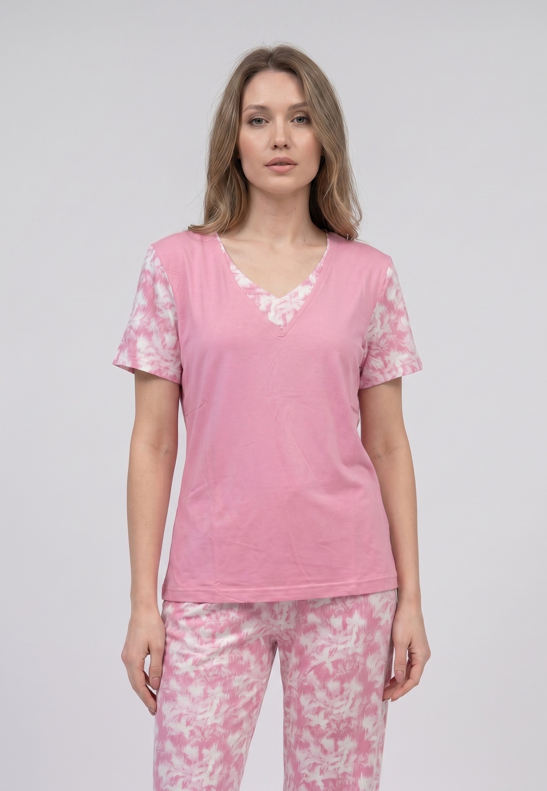 Femme portant un pyjama deux pièces t-shirt rose foncé col V manches imprimé fleuri et pantalon long imprimé aquarelle fleuri multicolore Rosabella Rosalinda