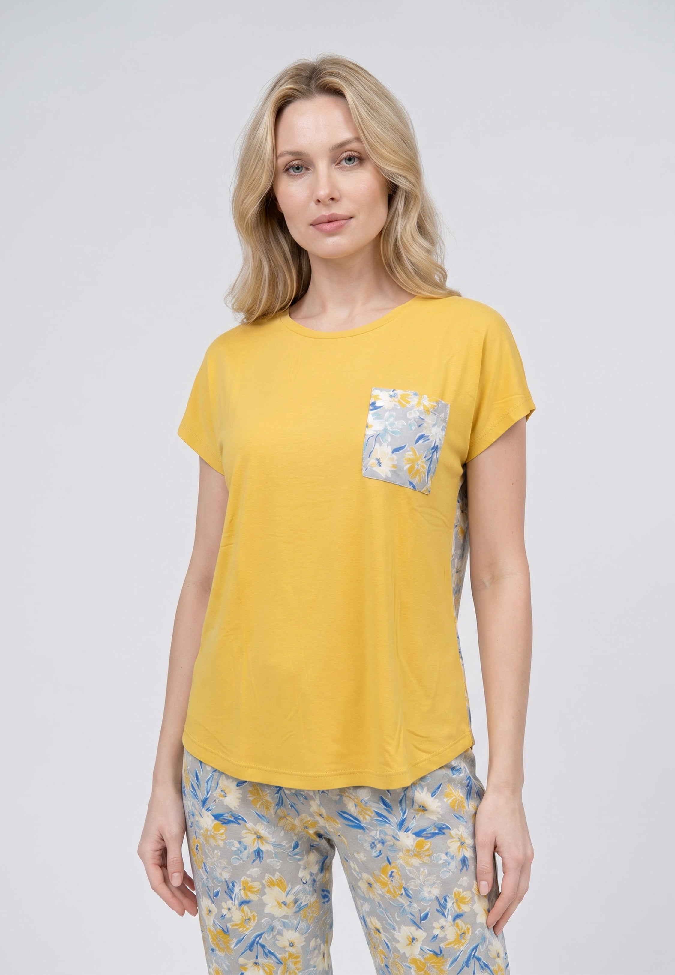 Femme portant un pyjama deux pièces t-shirt moutarde avec poche poitrine fleurie et pantalon long imprimé ethnique floral multicolore Rosabella Ethnique 2