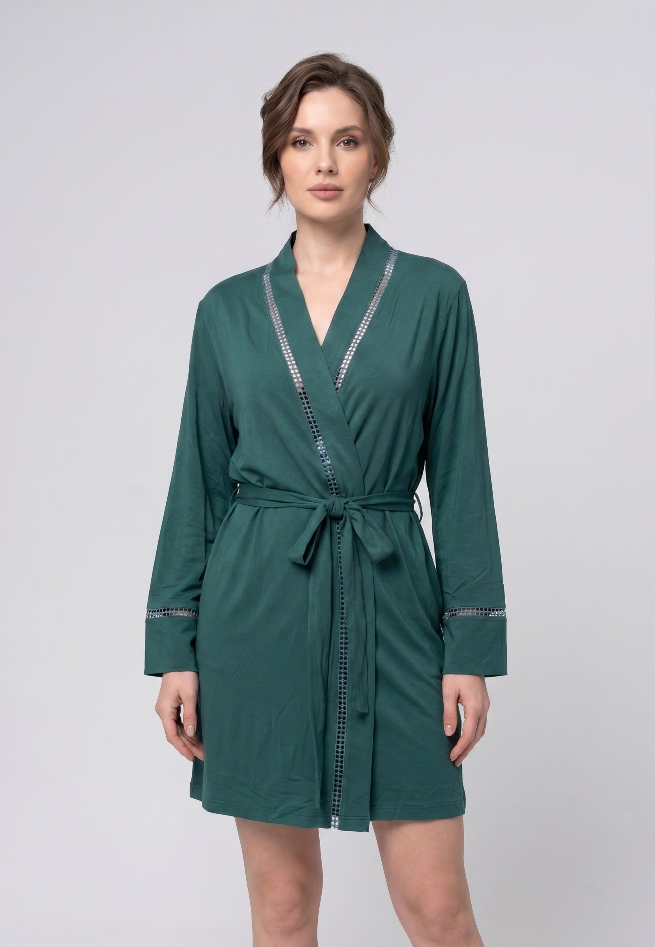 Femme portant un kimono court croisé manches longues dentelle uni vert avec ceinture Rosabella Cozy Comforts