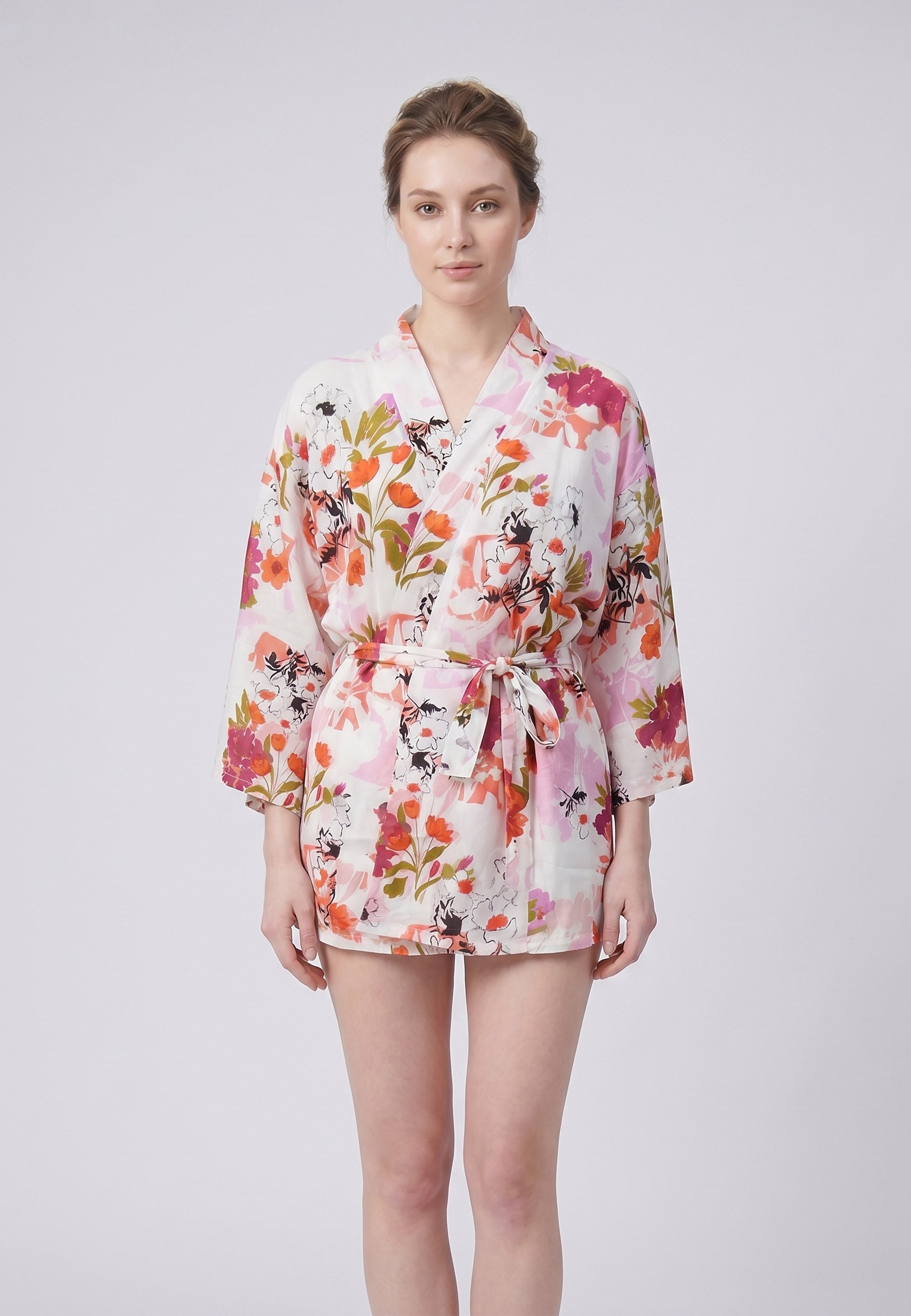 Femme portant un kimono court croisé larges manches imprimé fleuri aquarelle orange et multicolore avec ceinture Rosabella Chic Line