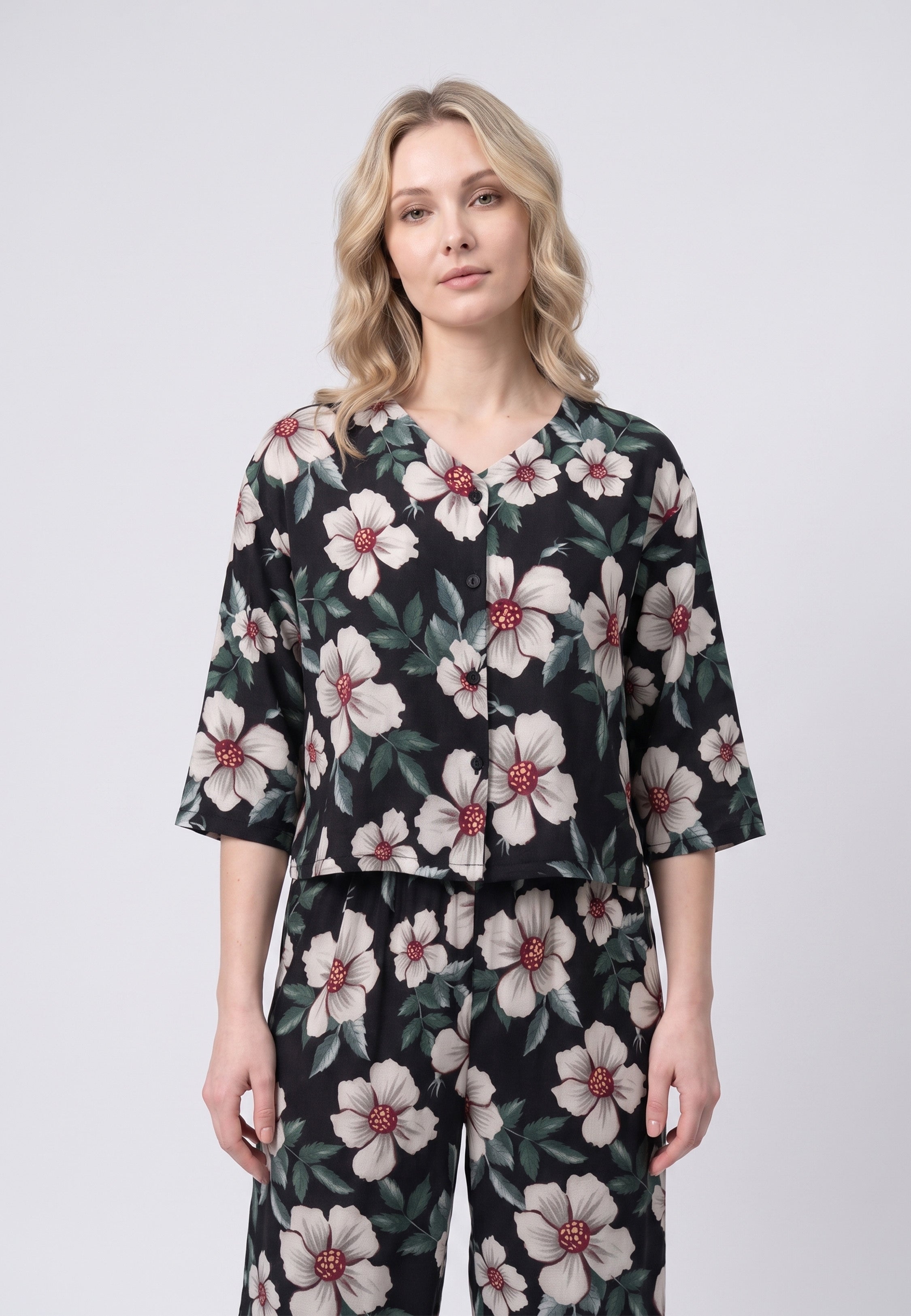 Femme portant un blouse manches 3/4 & pantacourt grandes fleurs cœur bordeaux fond noir Rosabella