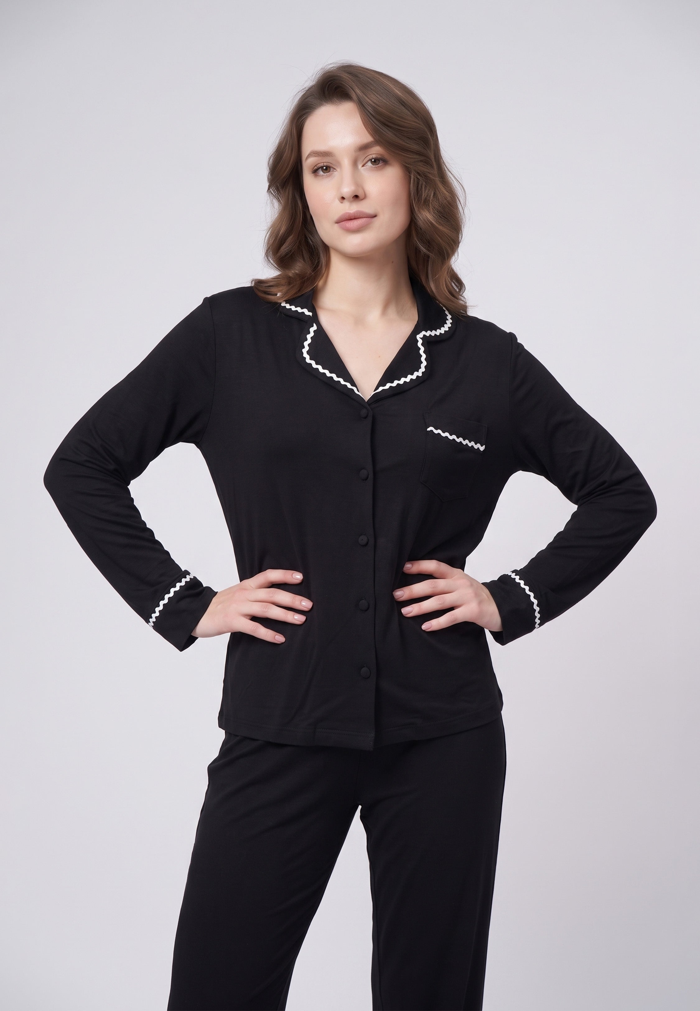 Femme portant pyjama chemise col tailleur poche & pantalon long noir galon zigzag blanc Rosabella
