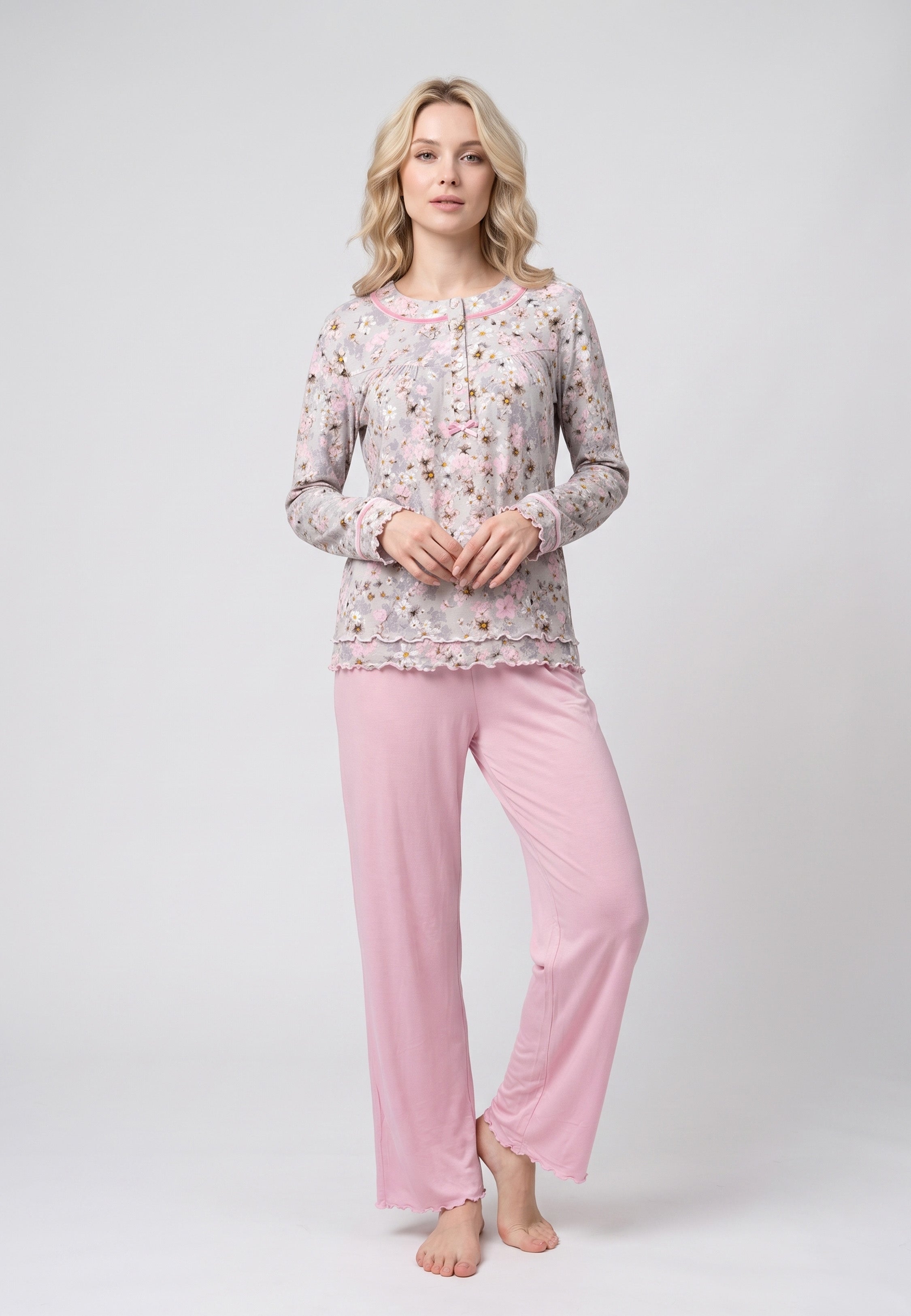 Femme portant pyjama haut imprimé fleuri & pantalon long rose Rosabella