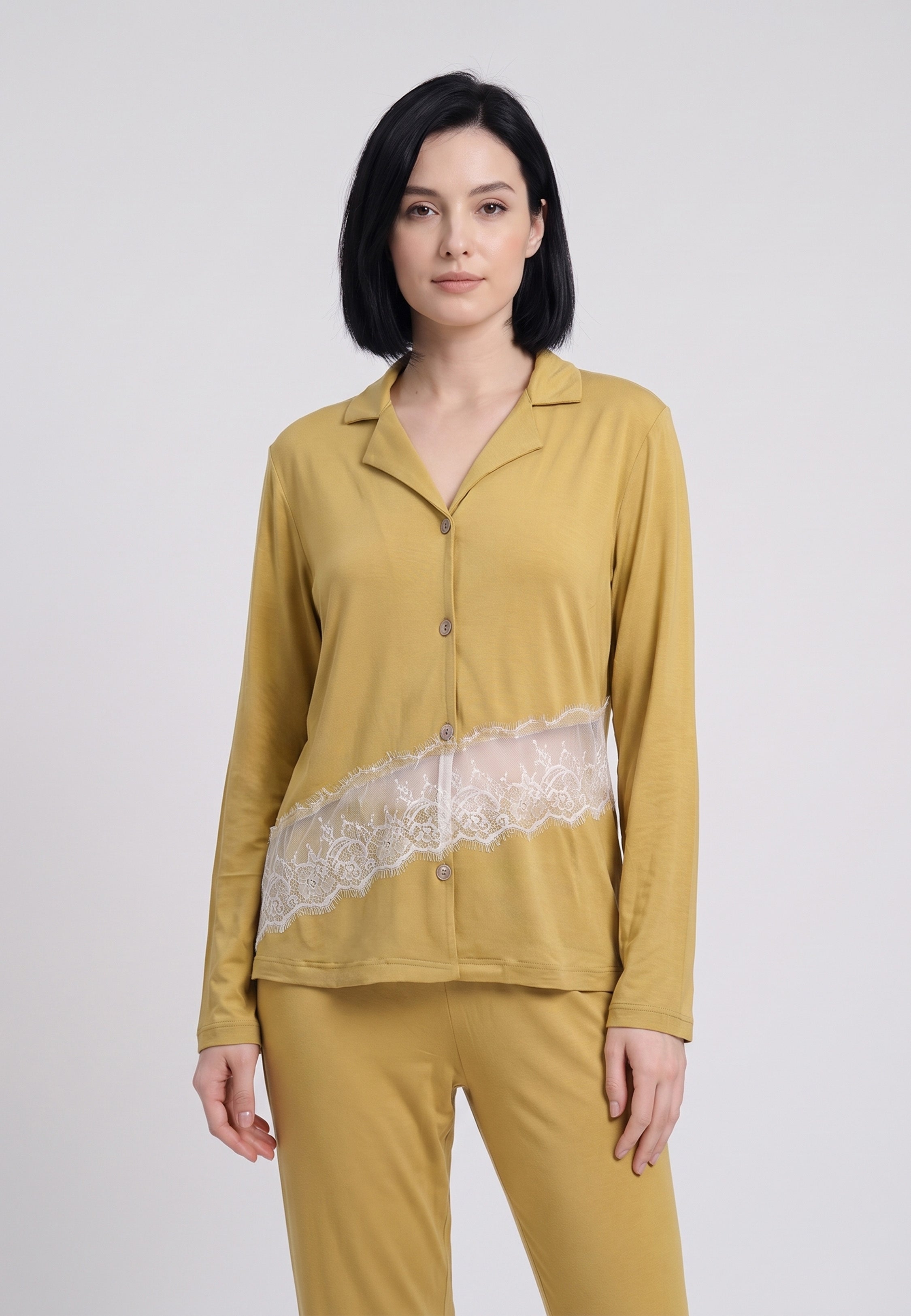 Femme portant pyjama chemise boutonnée bande dentelle & pantalon moutarde Rosabella