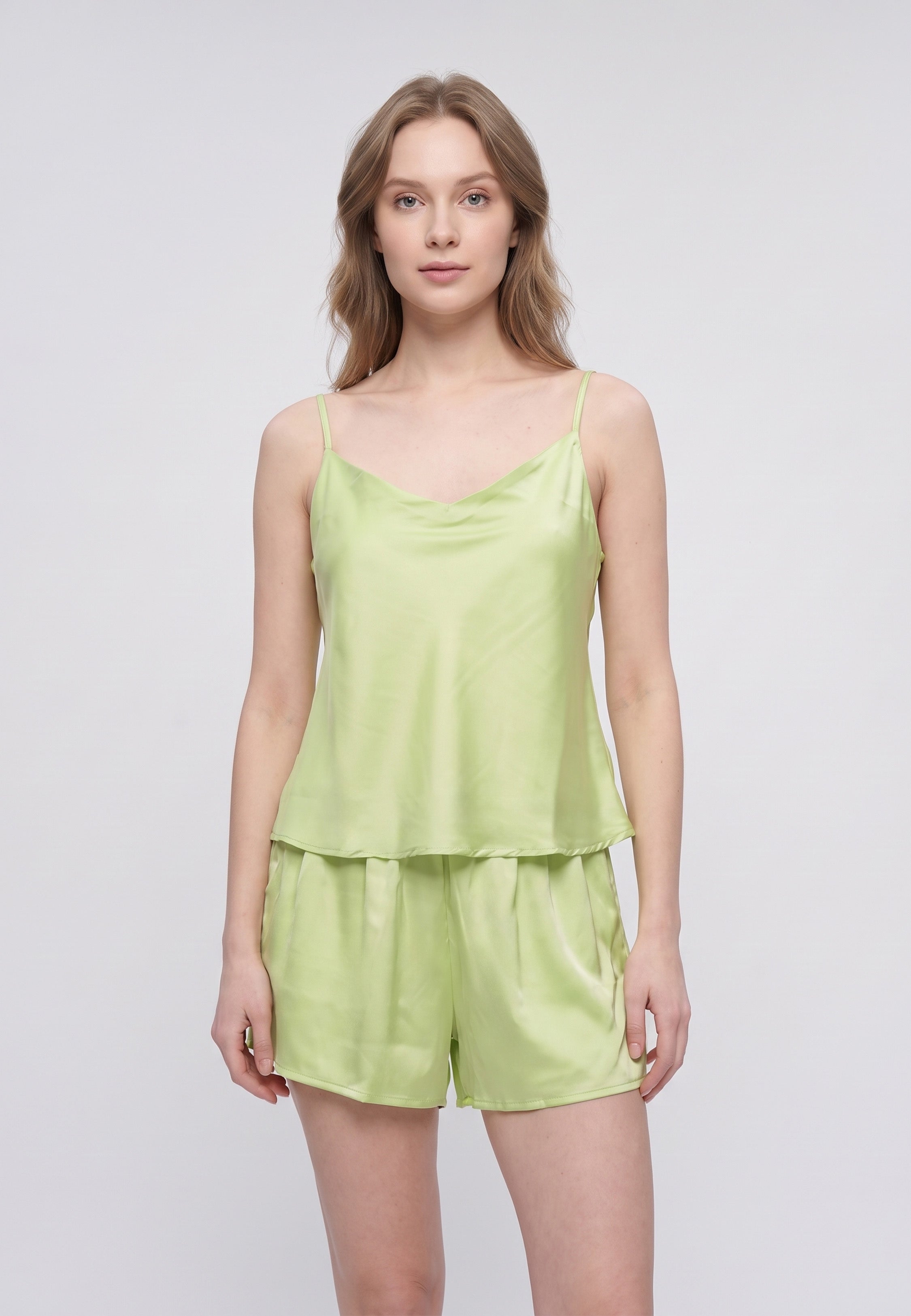 Femme portant pyjama caraco satin & short pistache Rosabella