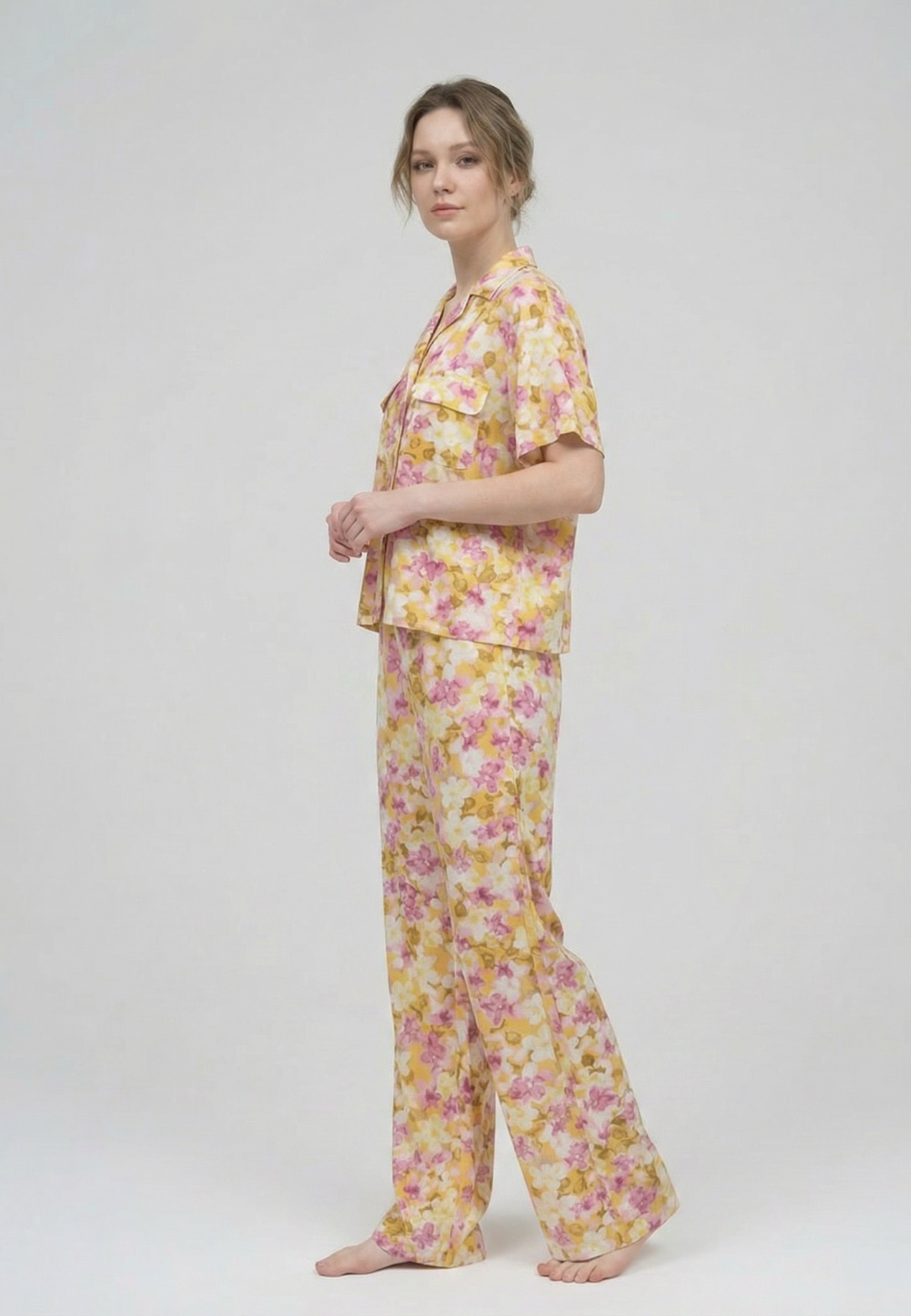 Femme portant un pyjama deux pièces chemise boutonnée manches courtes et pantalon large imprimé aquarelle mauve et blanc Rosabella Aurora Line