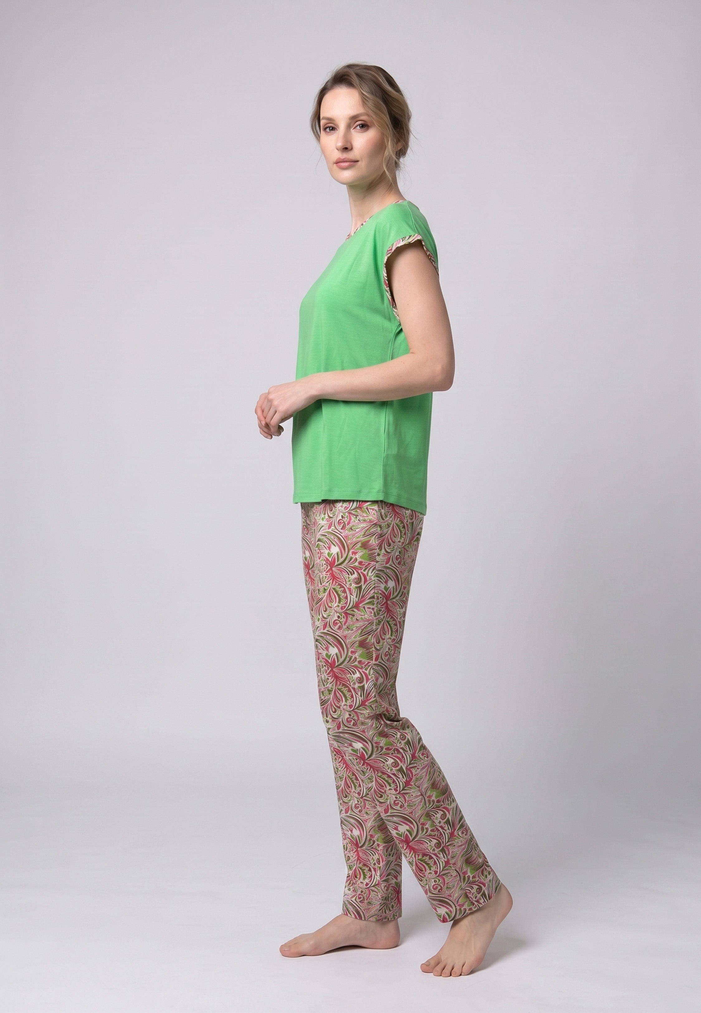 Femme portant un pyjama deux pièces t-shirt vert liseré fleuri au col et manches et pantalon long imprimé ethnique floral multicolore Rosabella Ethnique 2