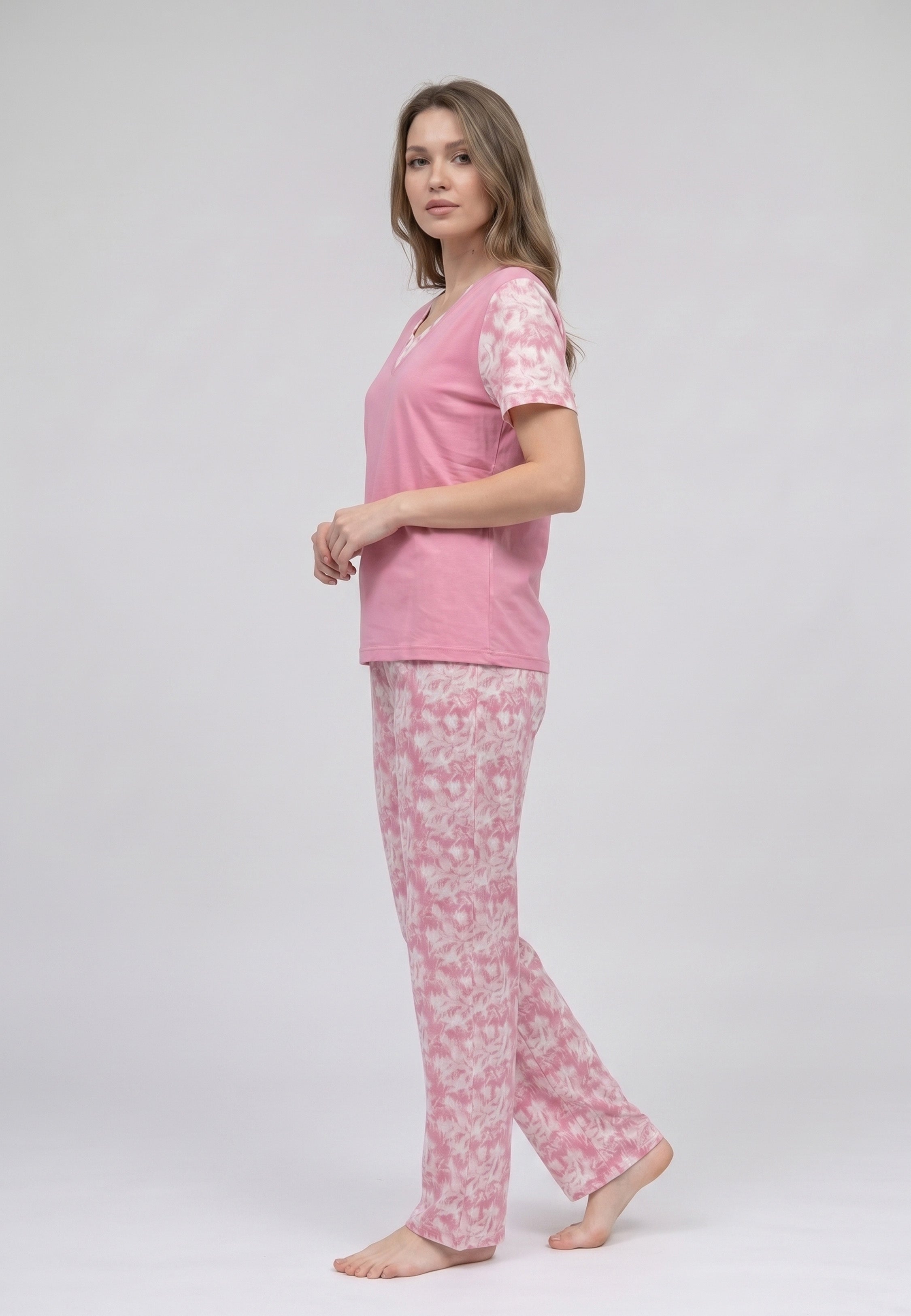 Femme portant un pyjama deux pièces t-shirt rose foncé col V manches imprimé fleuri et pantalon long imprimé aquarelle fleuri multicolore Rosabella Rosalinda