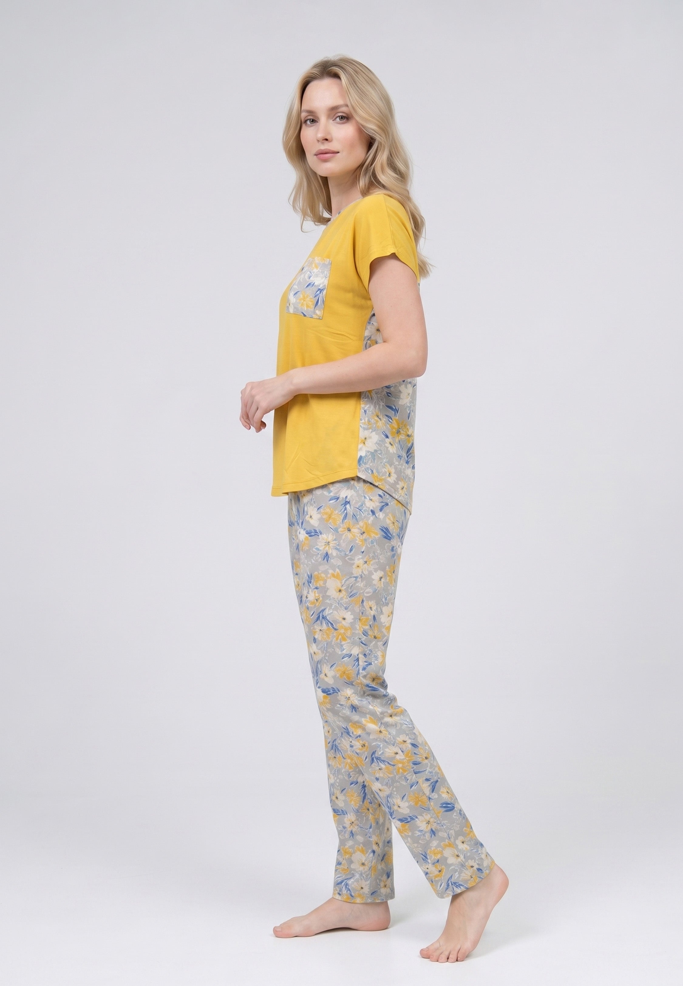Femme portant un pyjama deux pièces t-shirt moutarde avec poche poitrine fleurie et pantalon long imprimé ethnique floral multicolore Rosabella Ethnique 2