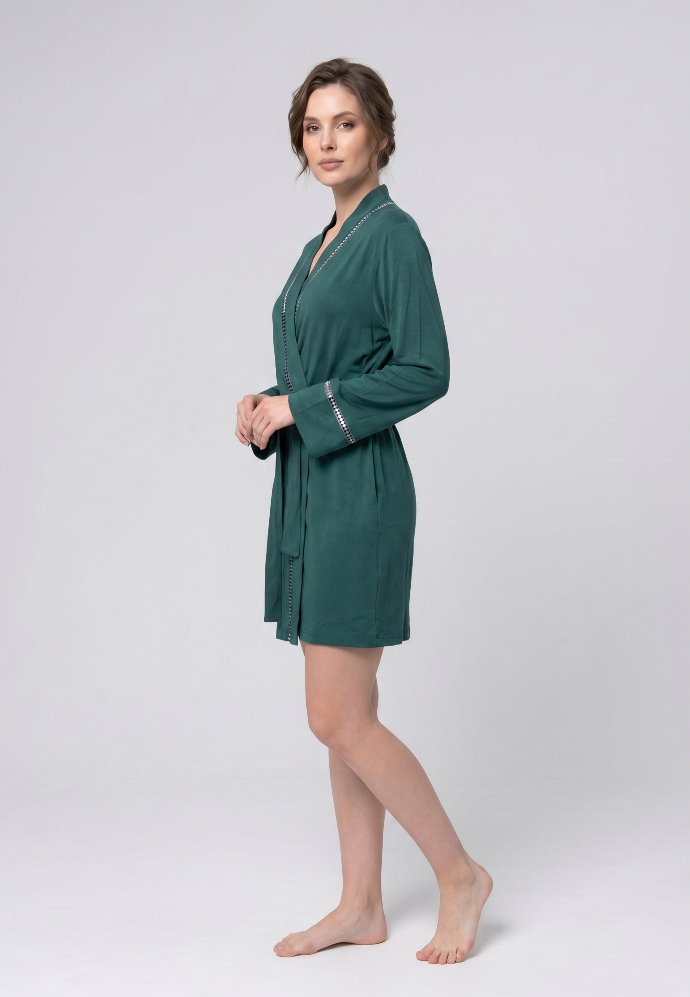 Femme portant un kimono court croisé manches longues dentelle uni vert avec ceinture Rosabella Cozy Comforts
