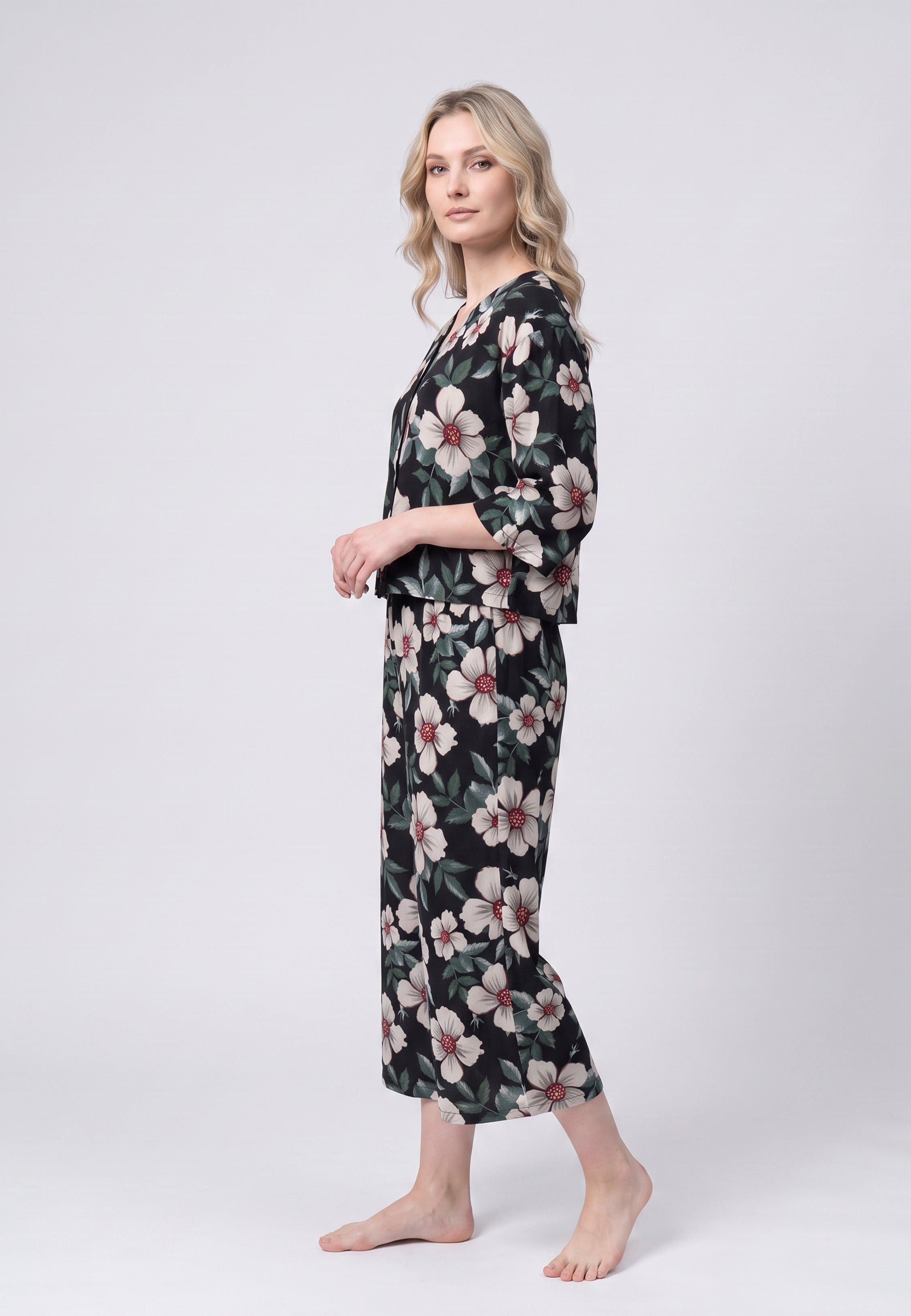 Femme portant un blouse manches 3/4 & pantacourt grandes fleurs cœur bordeaux fond noir Rosabella
