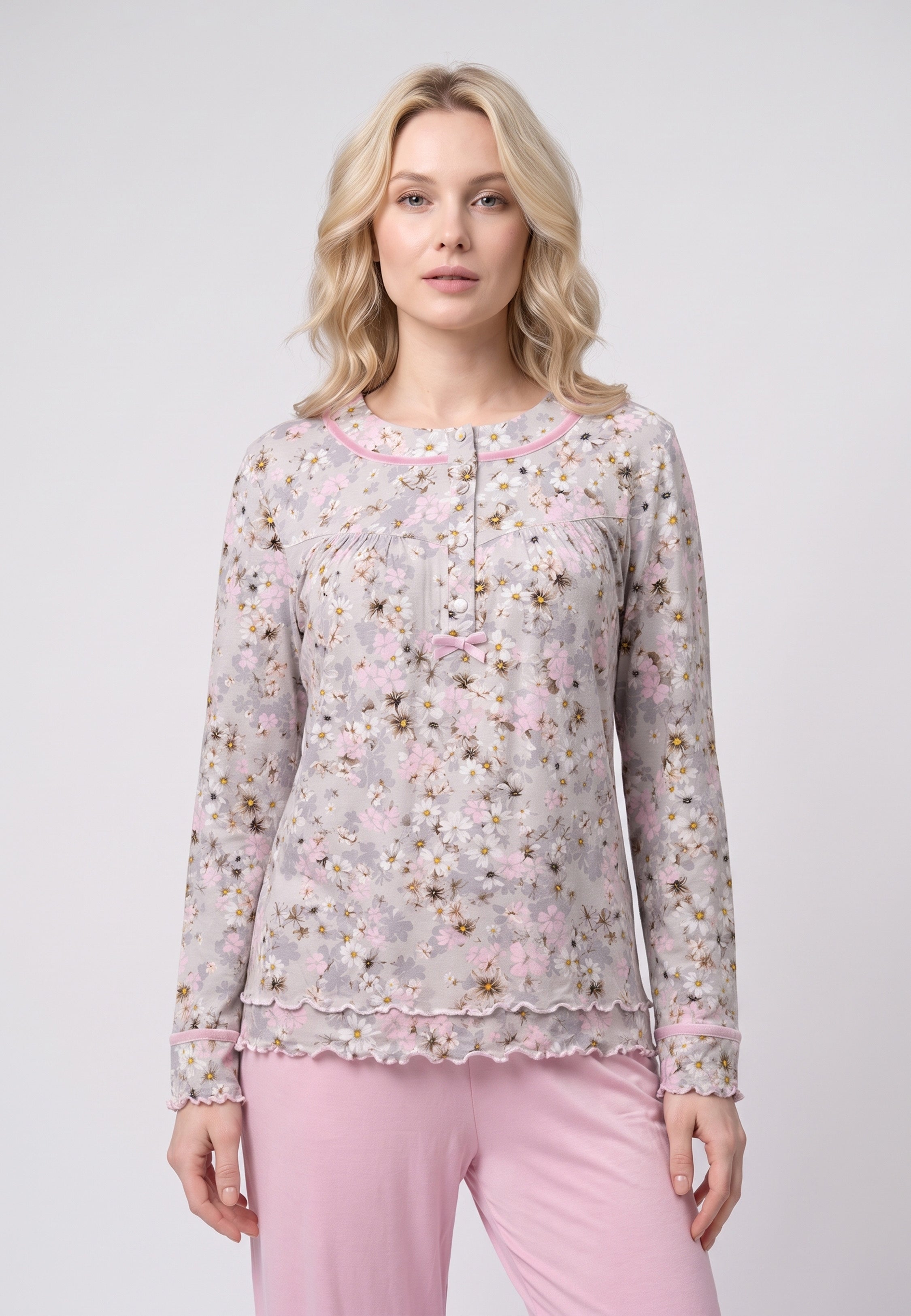 Femme portant pyjama haut imprimé fleuri & pantalon long rose Rosabella