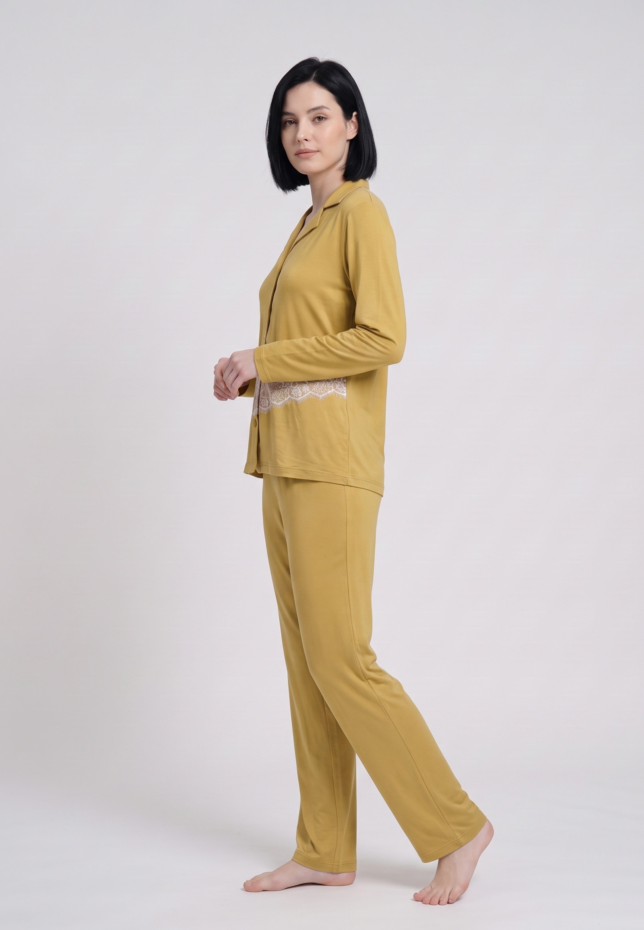 Femme portant pyjama chemise boutonnée bande dentelle & pantalon moutarde Rosabella