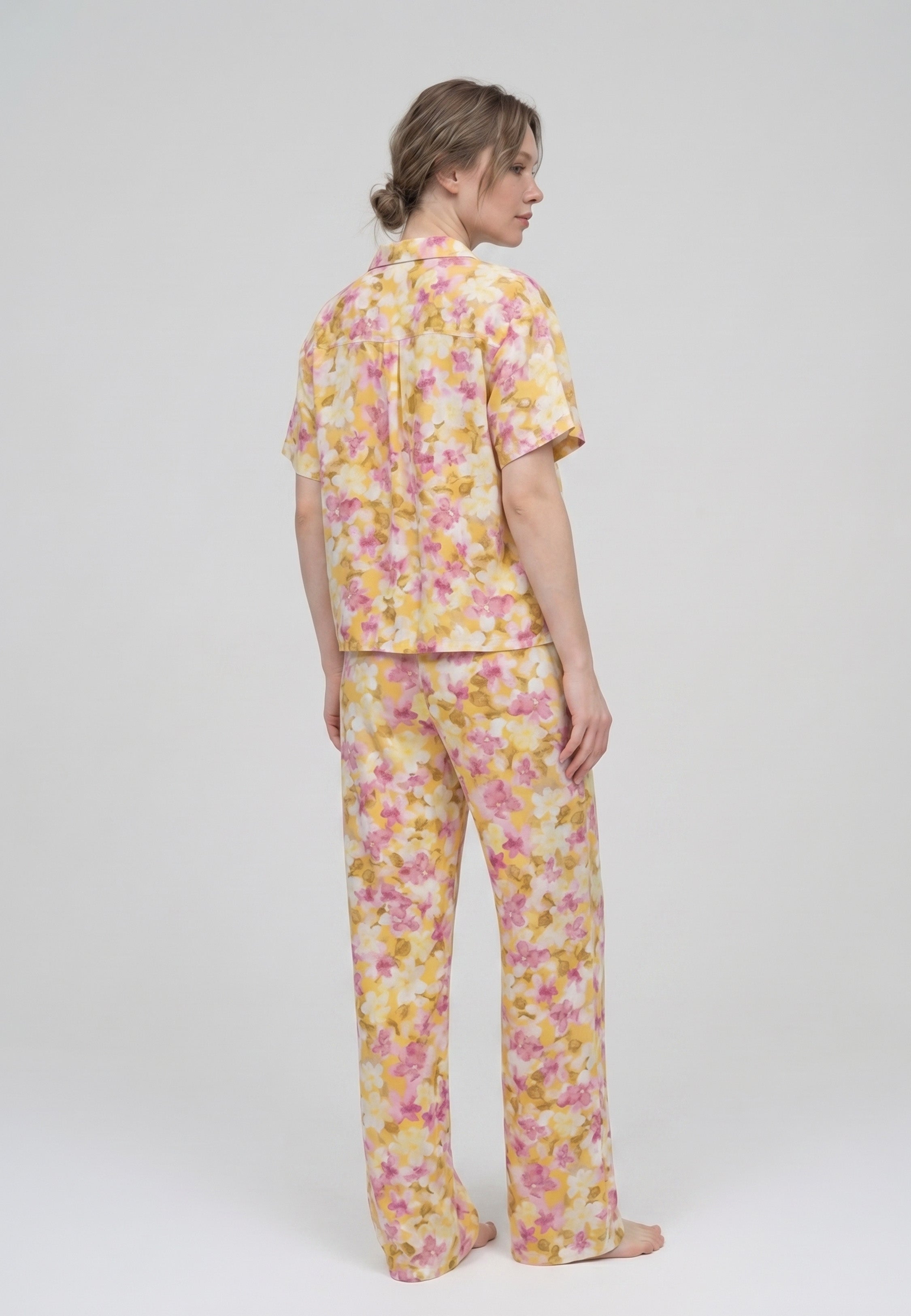 Femme portant un pyjama deux pièces chemise boutonnée manches courtes et pantalon large imprimé aquarelle mauve et blanc Rosabella Aurora Line