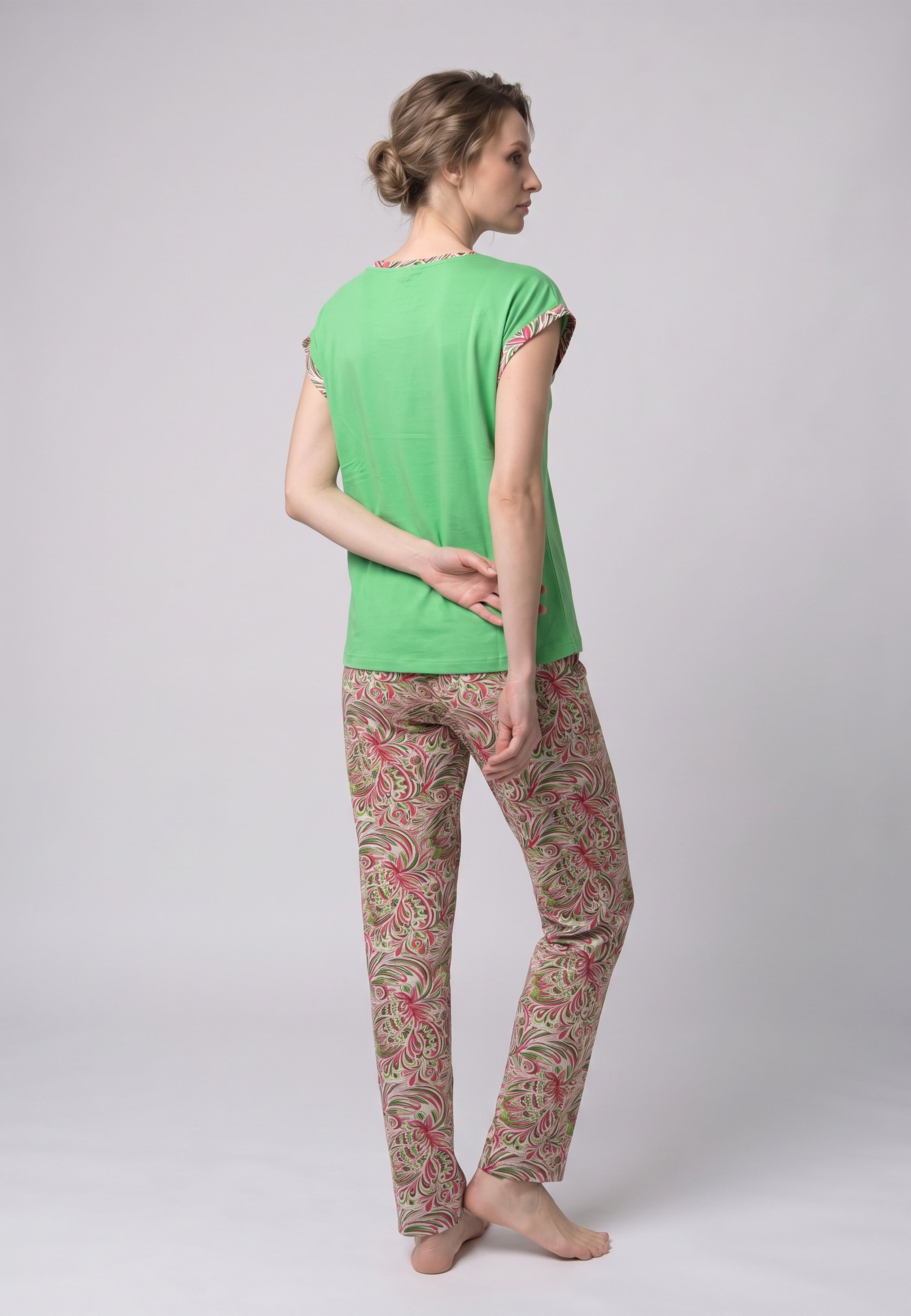 Femme portant un pyjama deux pièces t-shirt vert liseré fleuri au col et manches et pantalon long imprimé ethnique floral multicolore Rosabella Ethnique 2