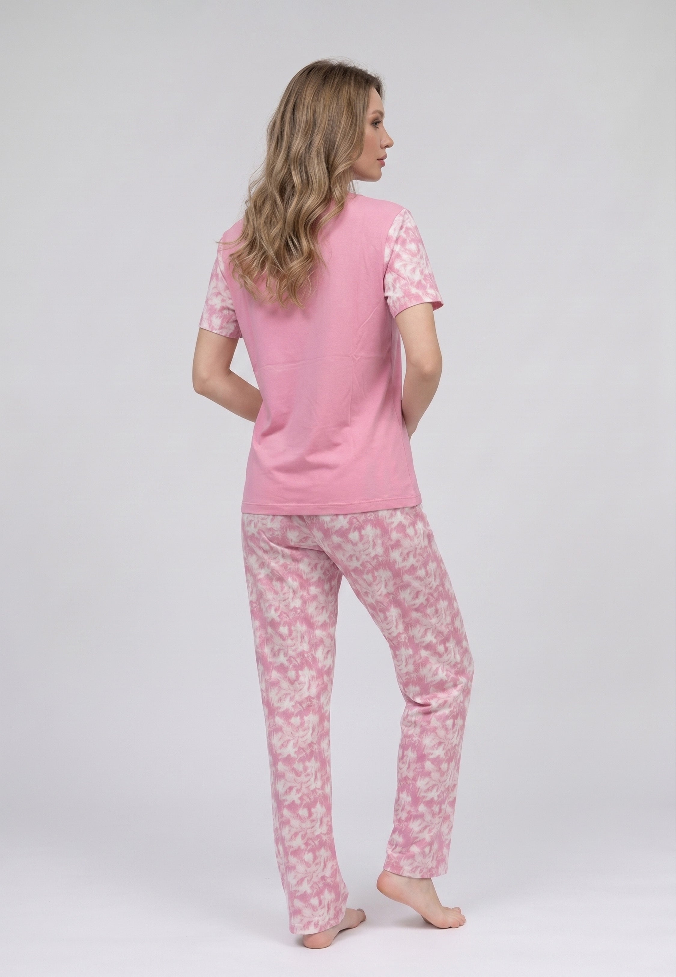 Femme portant un pyjama deux pièces t-shirt rose foncé col V manches imprimé fleuri et pantalon long imprimé aquarelle fleuri multicolore Rosabella Rosalinda