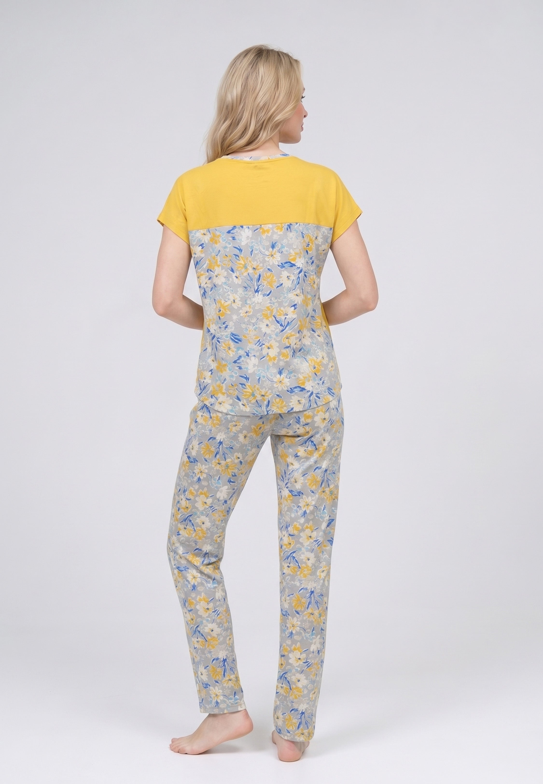 Femme portant un pyjama deux pièces t-shirt moutarde avec poche poitrine fleurie et pantalon long imprimé ethnique floral multicolore Rosabella Ethnique 2
