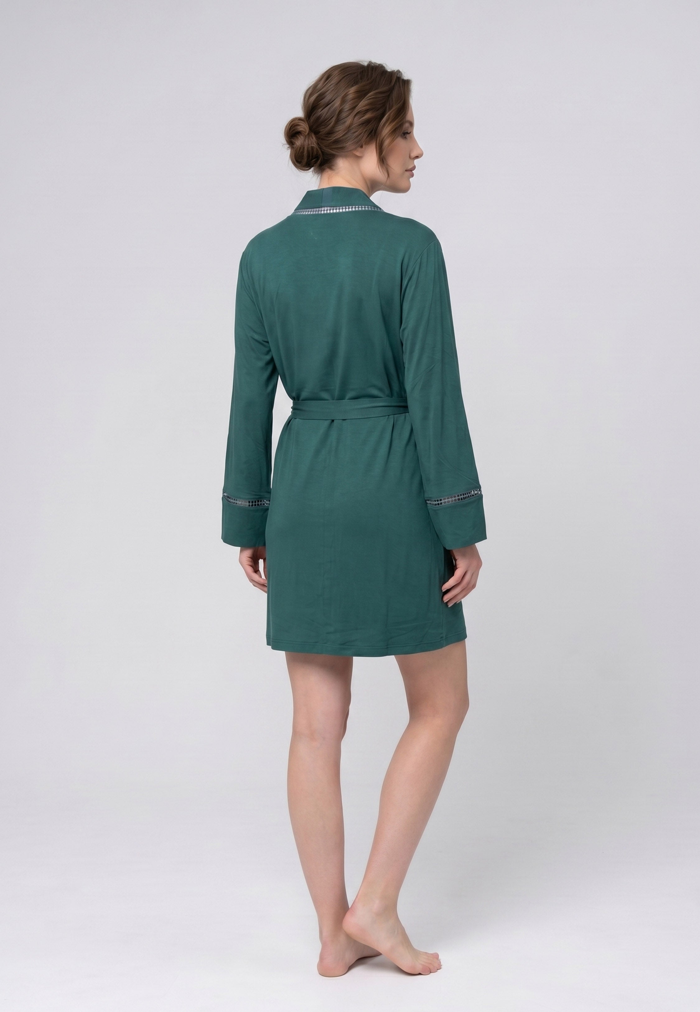 Femme portant un kimono court croisé manches longues dentelle uni vert avec ceinture Rosabella Cozy Comforts