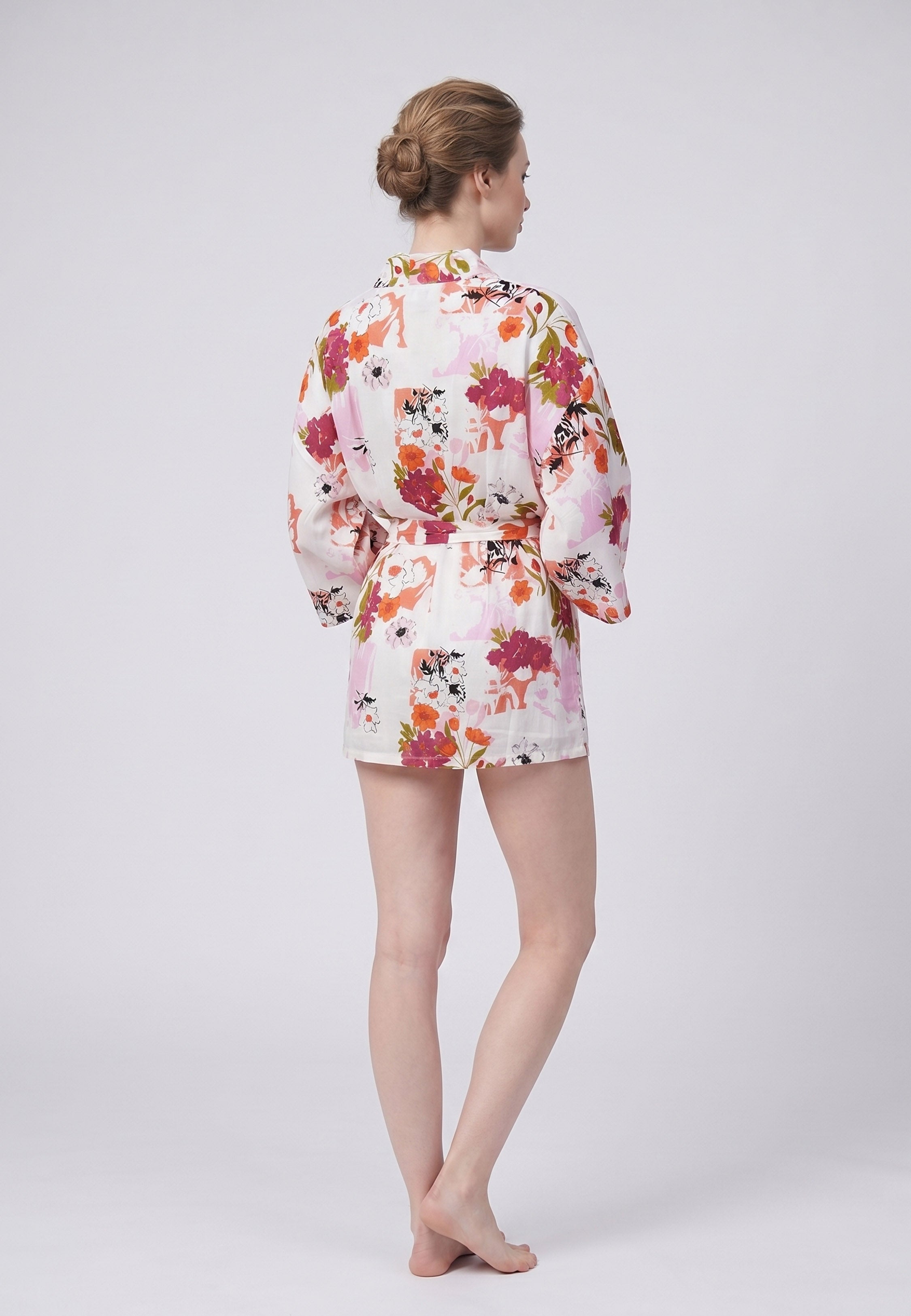 Femme portant un kimono court croisé larges manches imprimé fleuri aquarelle orange et multicolore avec ceinture Rosabella Chic Line