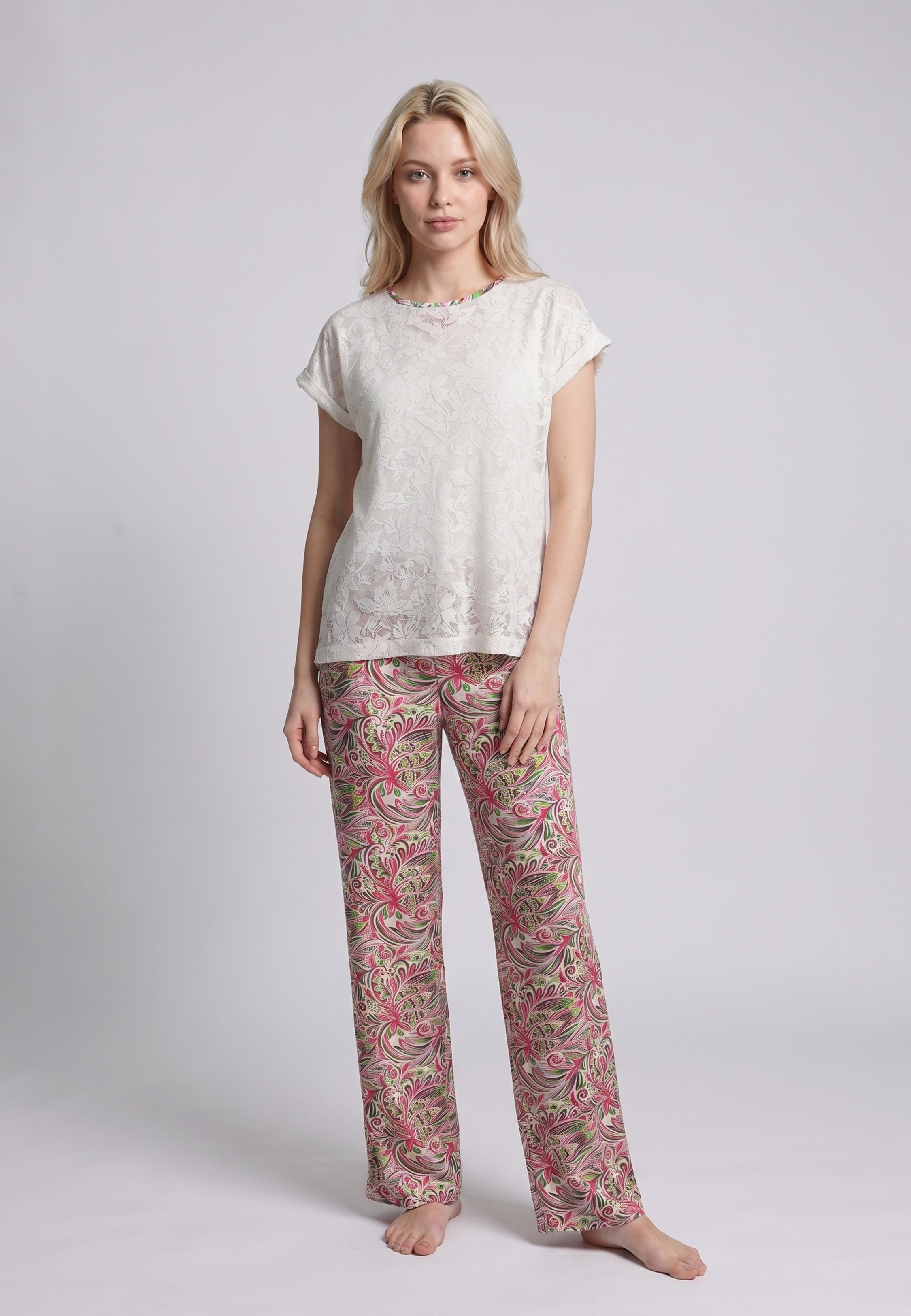 Femme portant un pyjama deux pièces top col rond manches courtes jacquard fleuri blanc et pantalon droit imprimé paisley multicolore rose vert et kaki Rosabella Rétro Floral