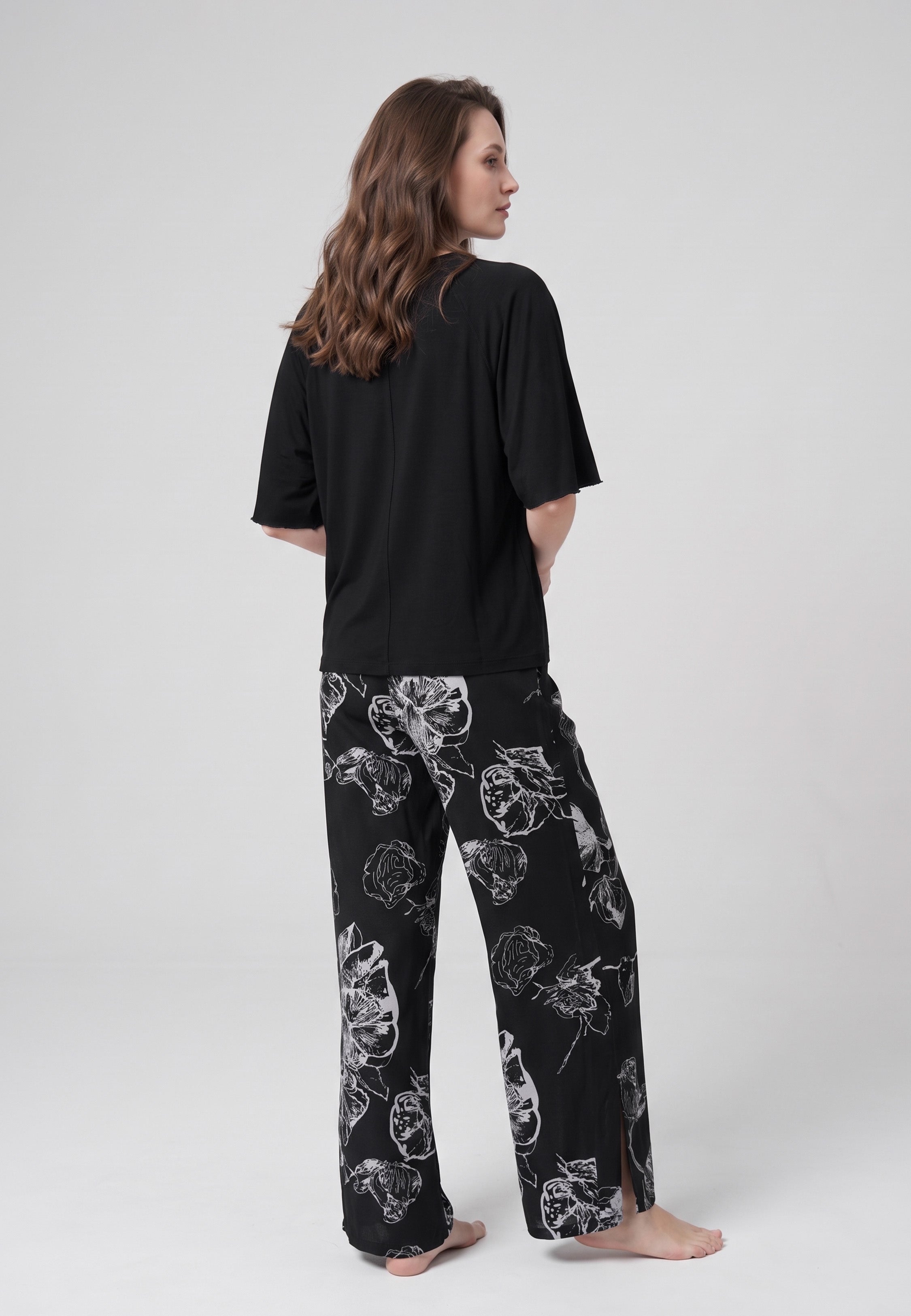 Pyjama pantalon long deux pièces T-shirt col rond noir manches papillon évasées et pantalon large fond noir imprimé grandes fleurs botaniques au trait écru