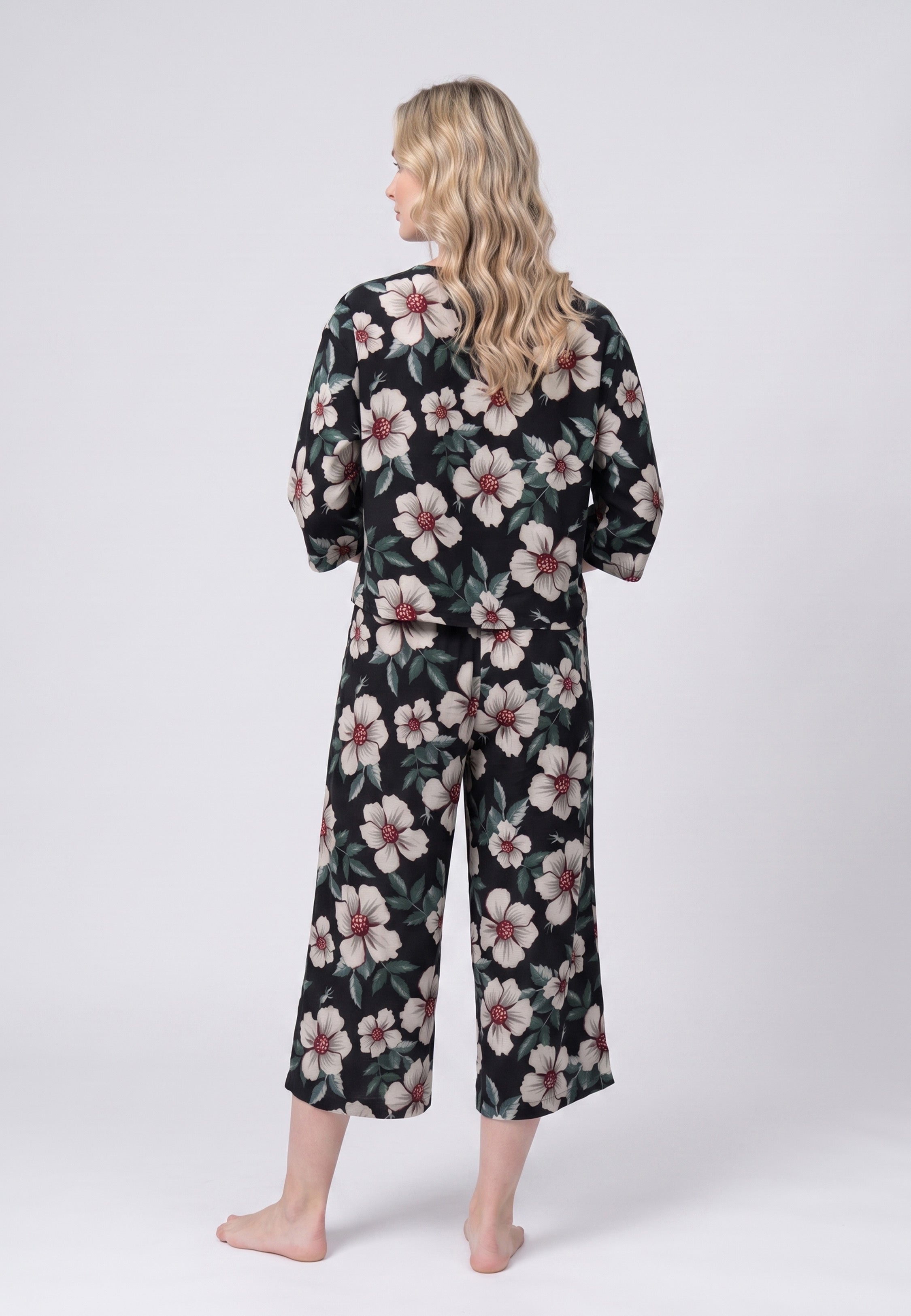 Femme portant un blouse manches 3/4 & pantacourt grandes fleurs cœur bordeaux fond noir Rosabella