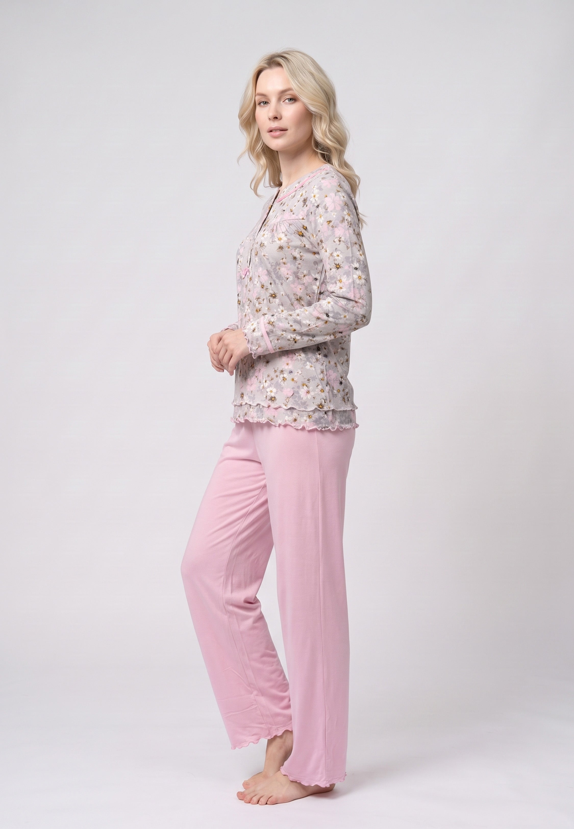 Femme portant pyjama haut imprimé fleuri & pantalon long rose Rosabella
