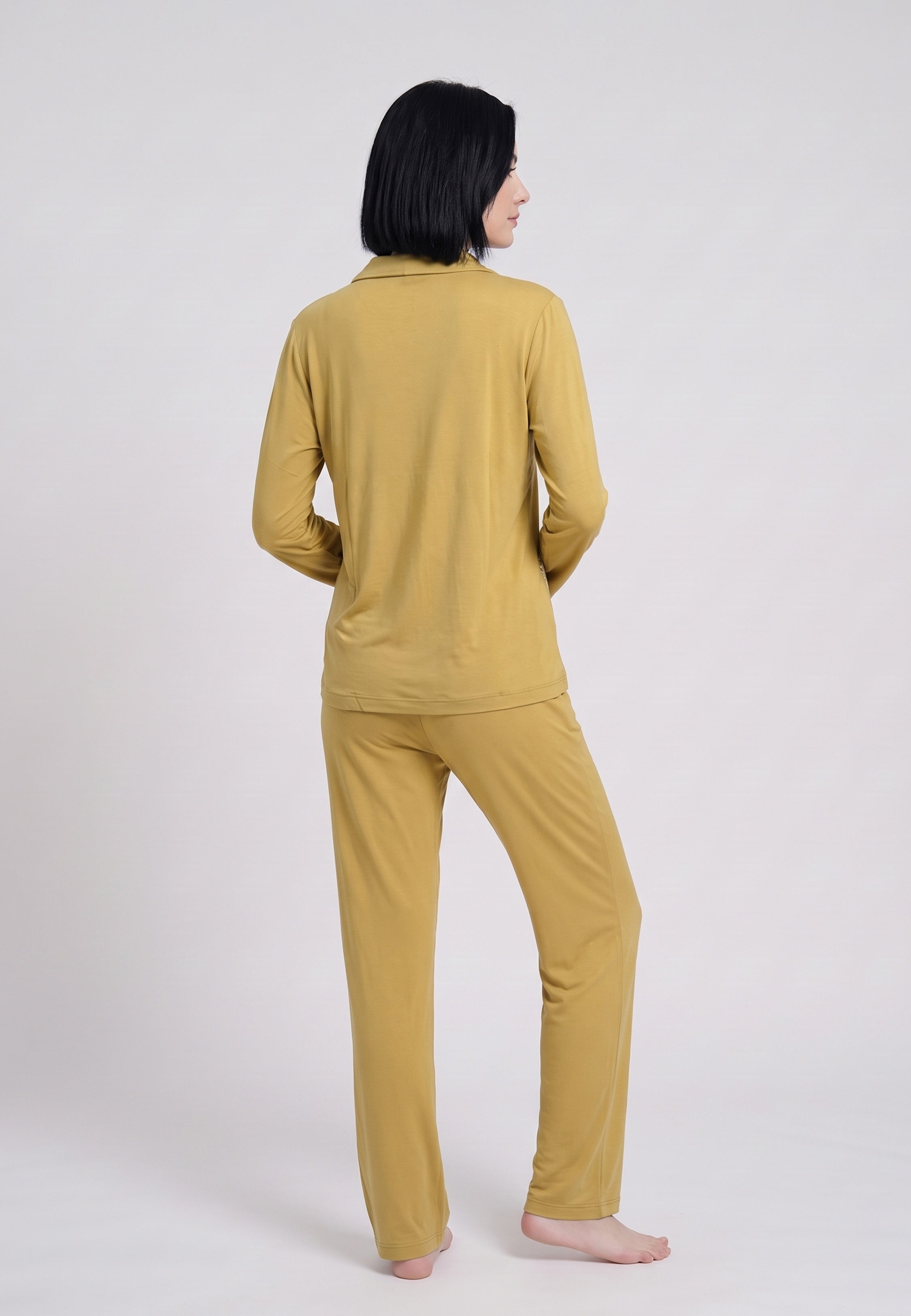 Femme portant pyjama chemise boutonnée bande dentelle & pantalon moutarde Rosabella