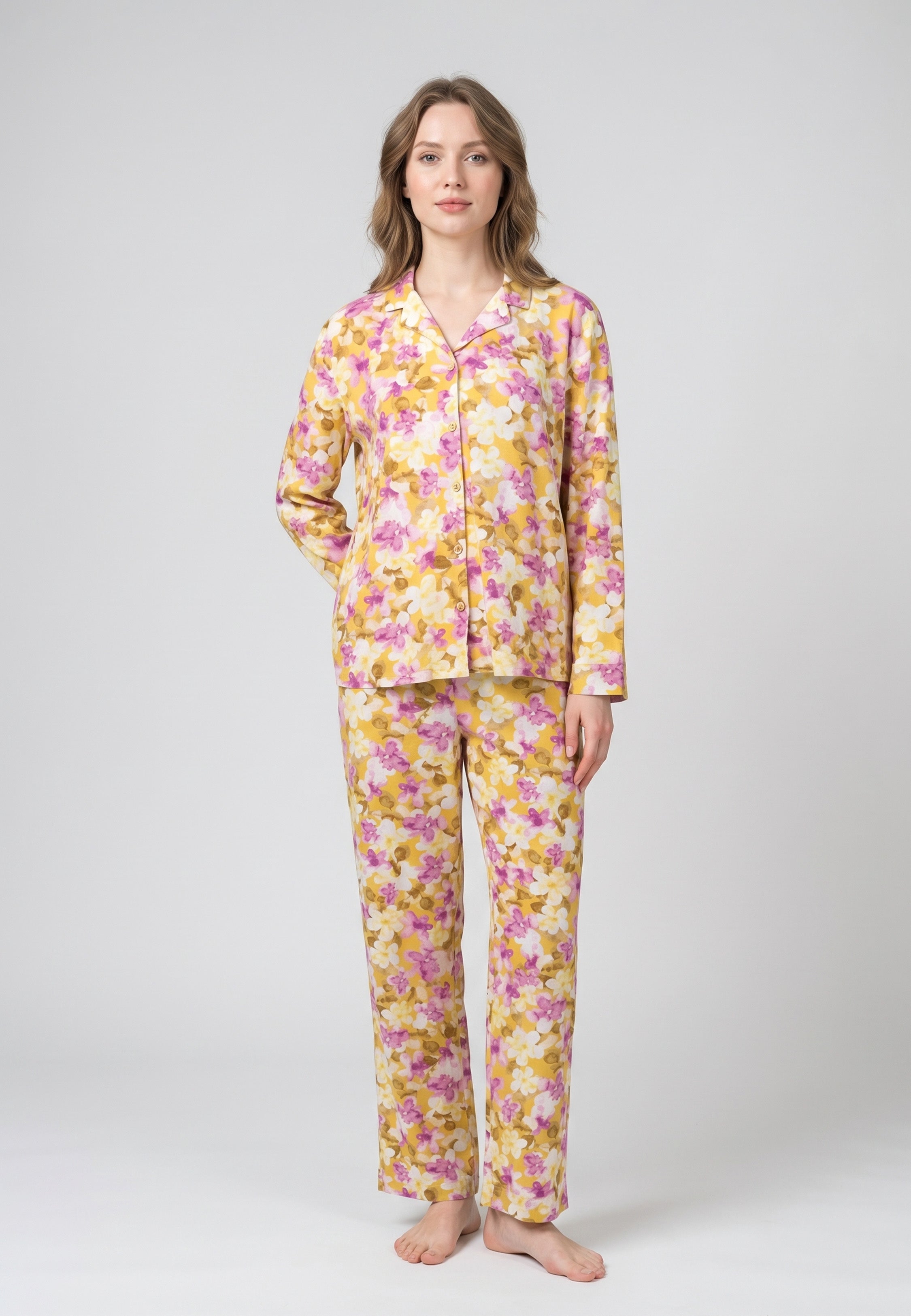 Femme portant un pyjama long deux pièces chemise boutonnée col tailleur et pantalon droit imprimé botanique mauve Rosabella Aurora Line