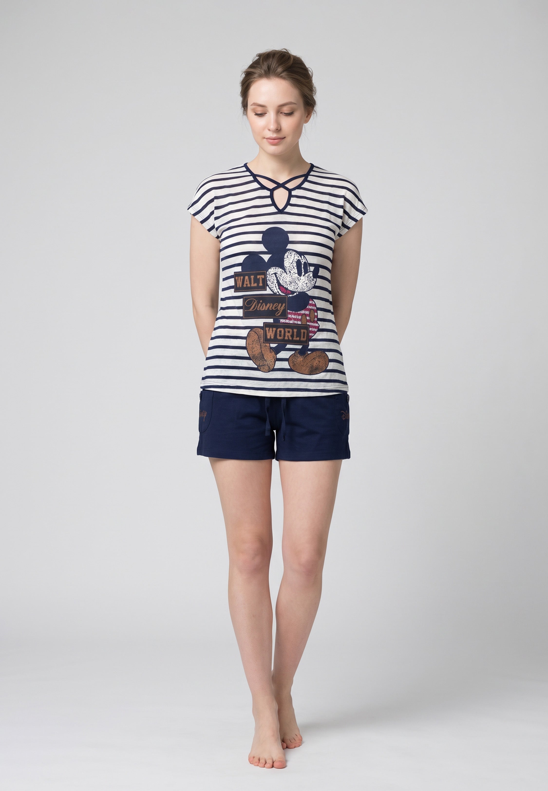 Femme portant un pyjama deux pièces rayé marine avec imprimé Mickey Walt Disney World et short uni bleu marine