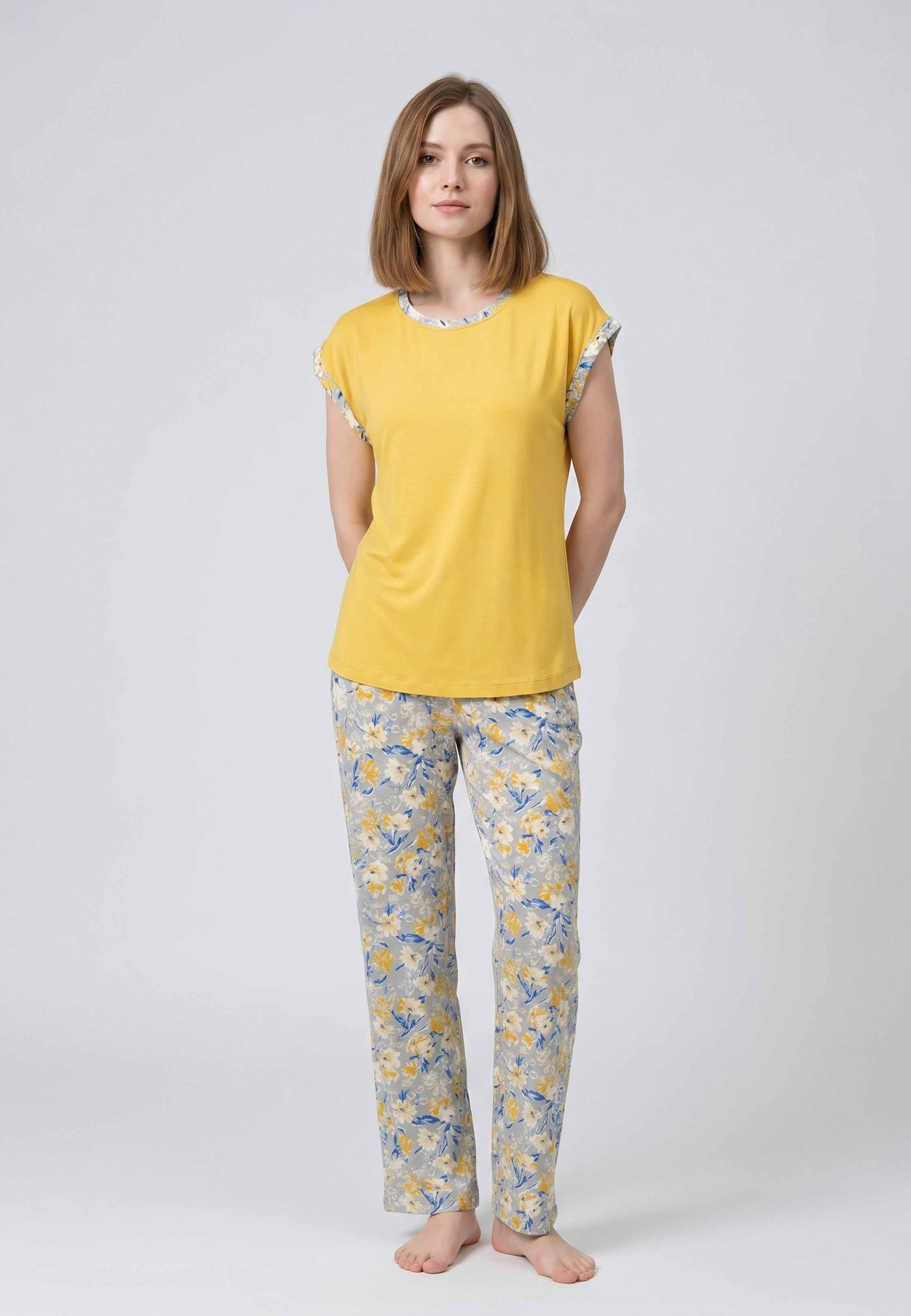 Femme portant un pyjama deux pièces t-shirt moutarde liseré fleuri au col et manches et pantalon long imprimé ethnique floral multicolore Rosabella Ethnique 2