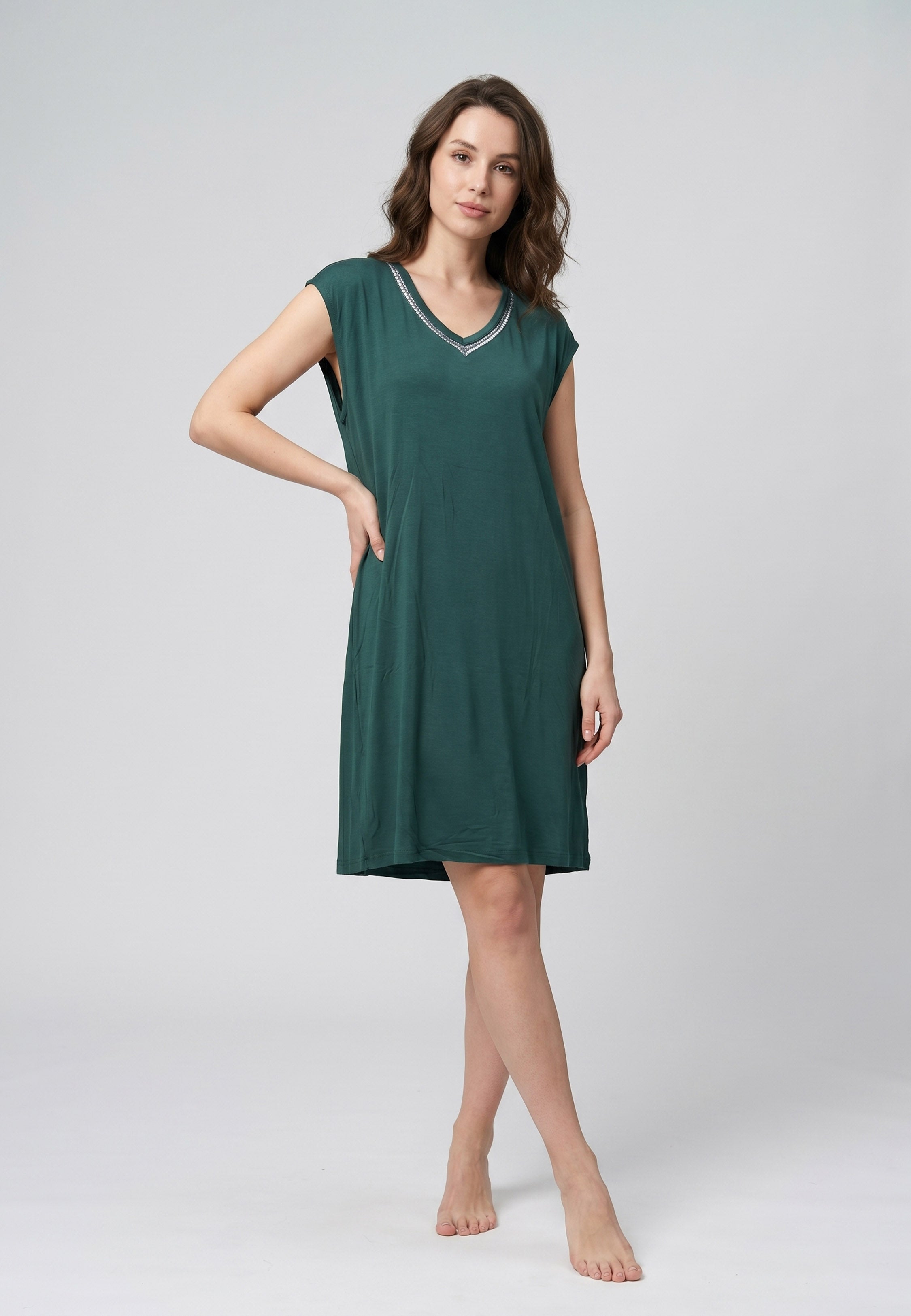 Femme portant une robe de nuit courte col V dentelle unie vert Rosabella Cozy Comforts