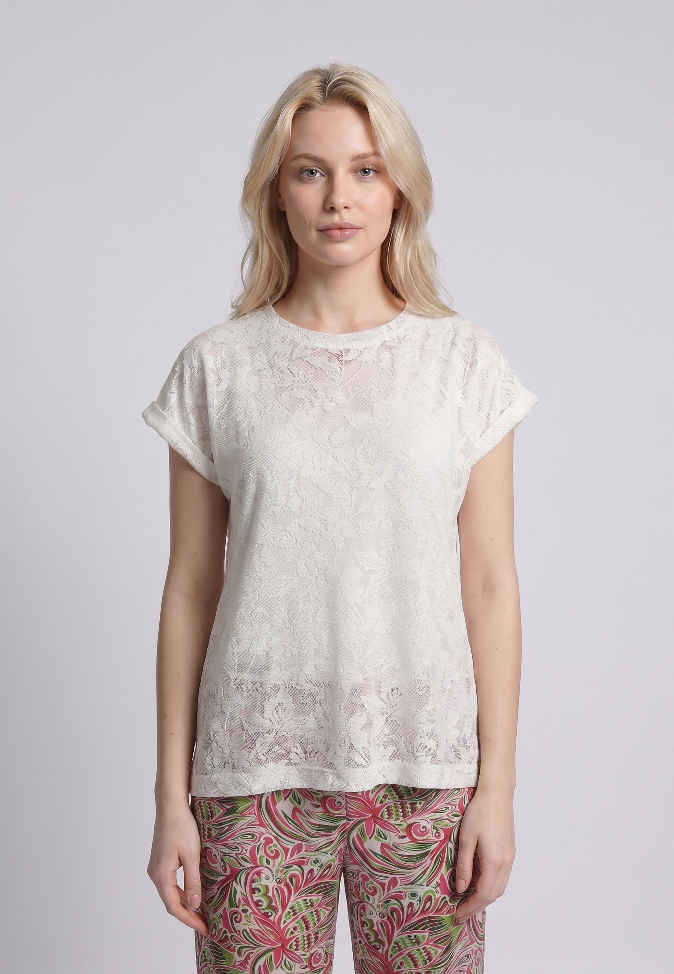 Femme portant un pyjama deux pièces top col rond manches courtes jacquard fleuri blanc et pantalon droit imprimé paisley multicolore rose vert et kaki Rosabella Rétro Floral