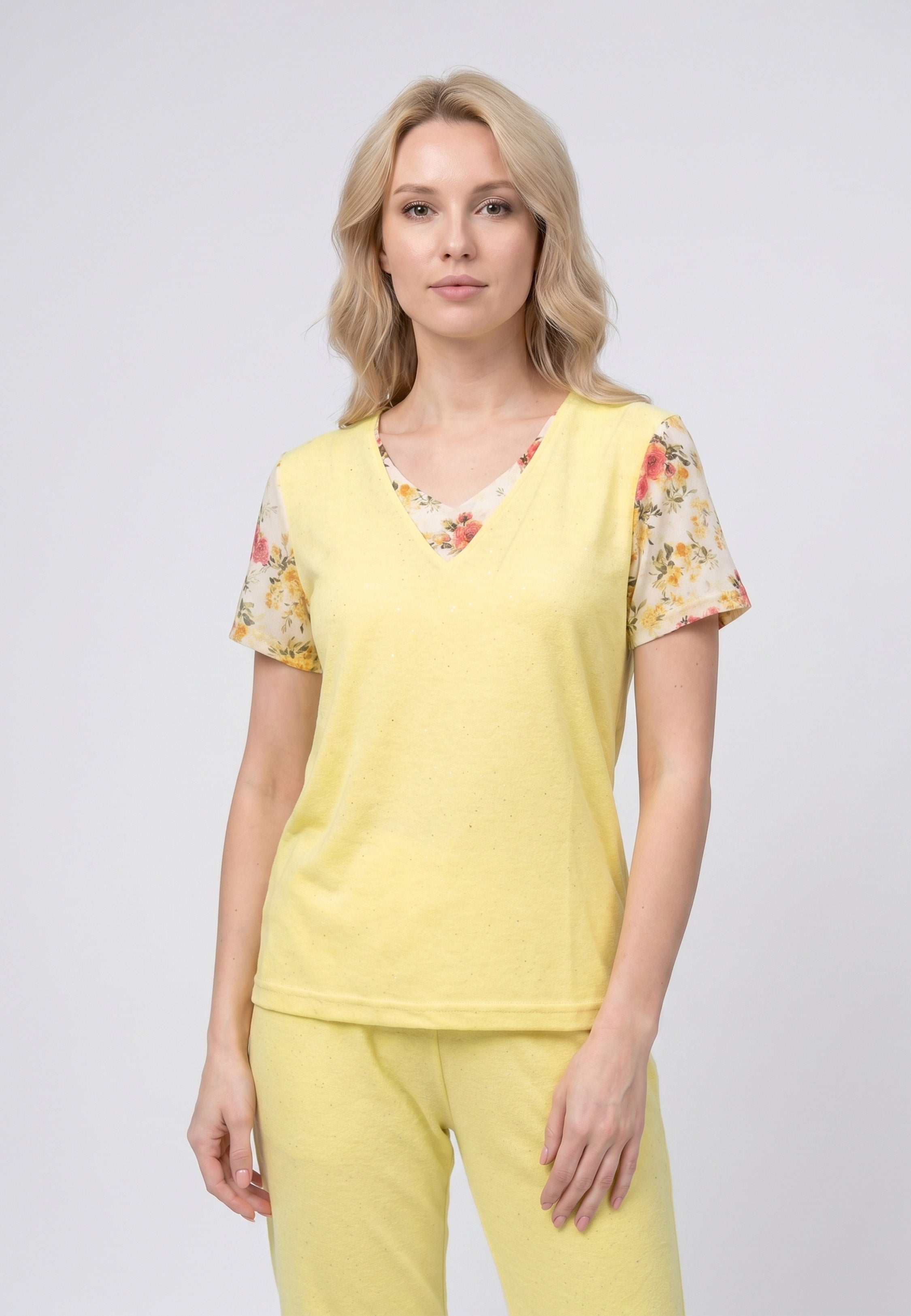 Pyjama pantacourt T-shirt col V jaune citron pailleté avec parements imprimés fleurs et pantacourt assorti