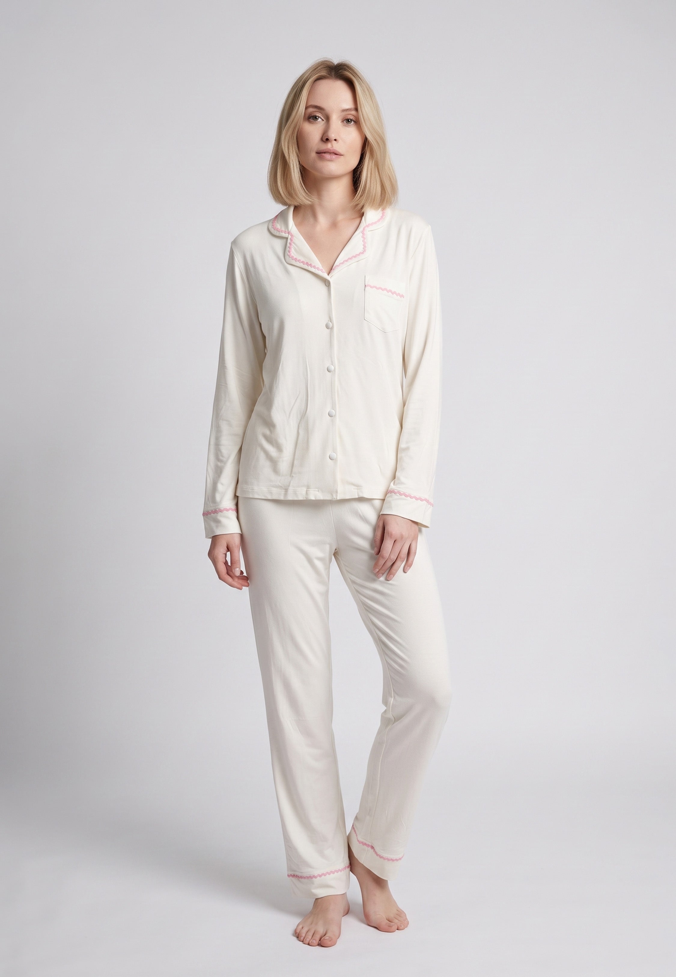 Femme portant pyjama chemise col tailleur poche & pantalon long écru galon zigzag rose Rosabella