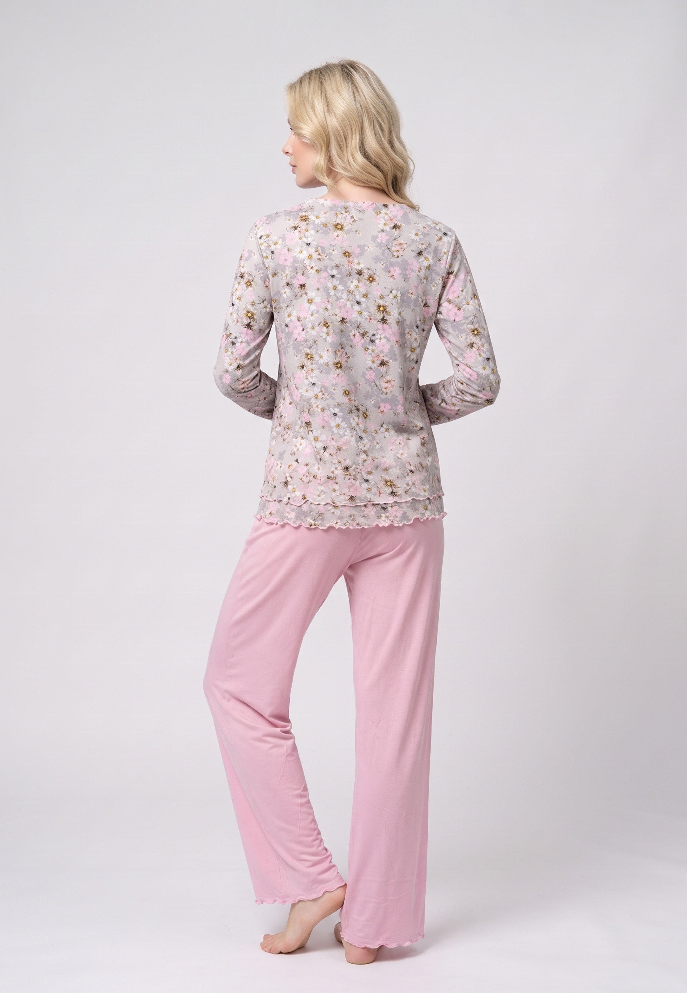 Femme portant pyjama haut imprimé fleuri & pantalon long rose Rosabella
