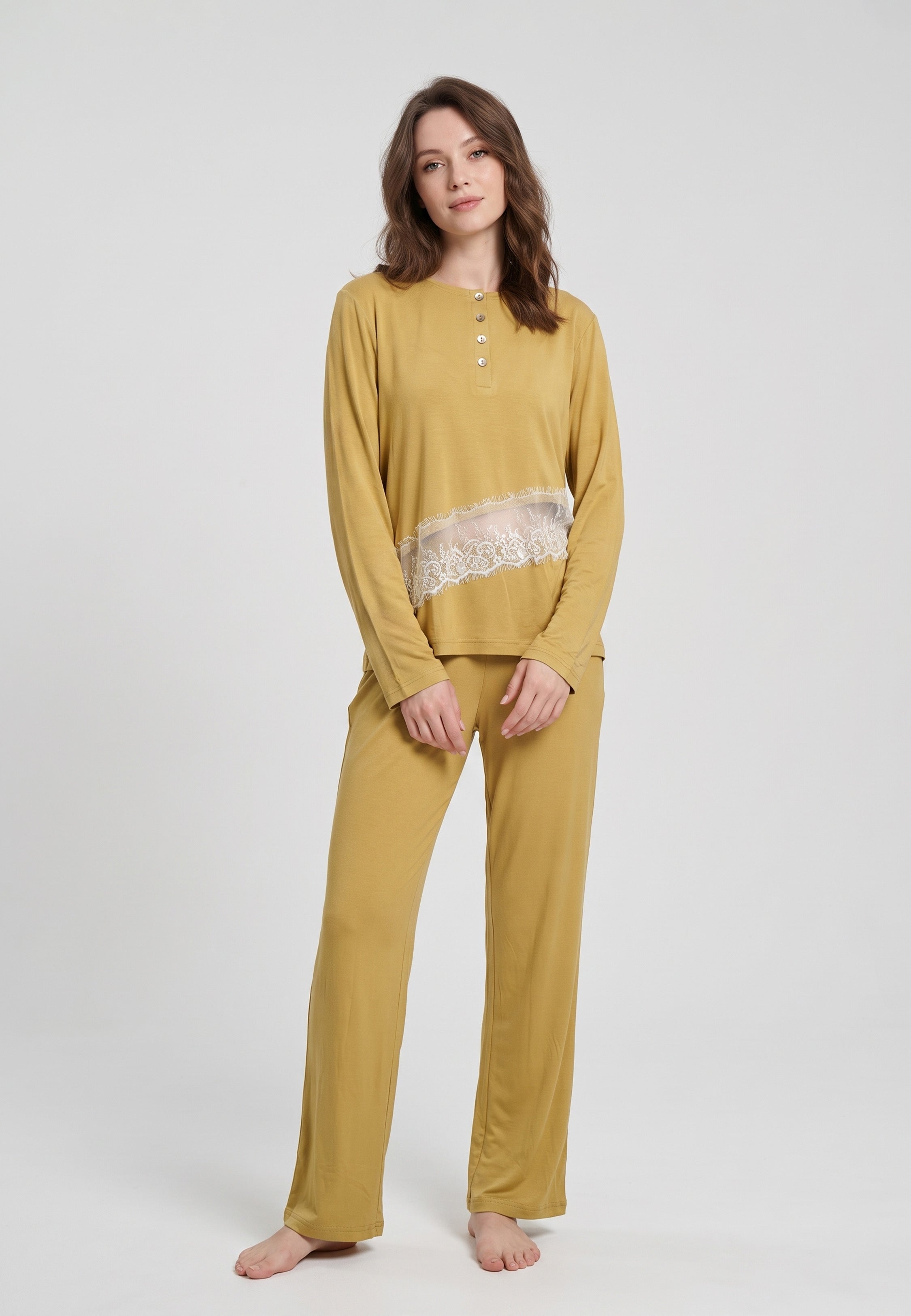 Femme portant pyjama haut patte boutonnée bande dentelle & pantalon moutarde Rosabella