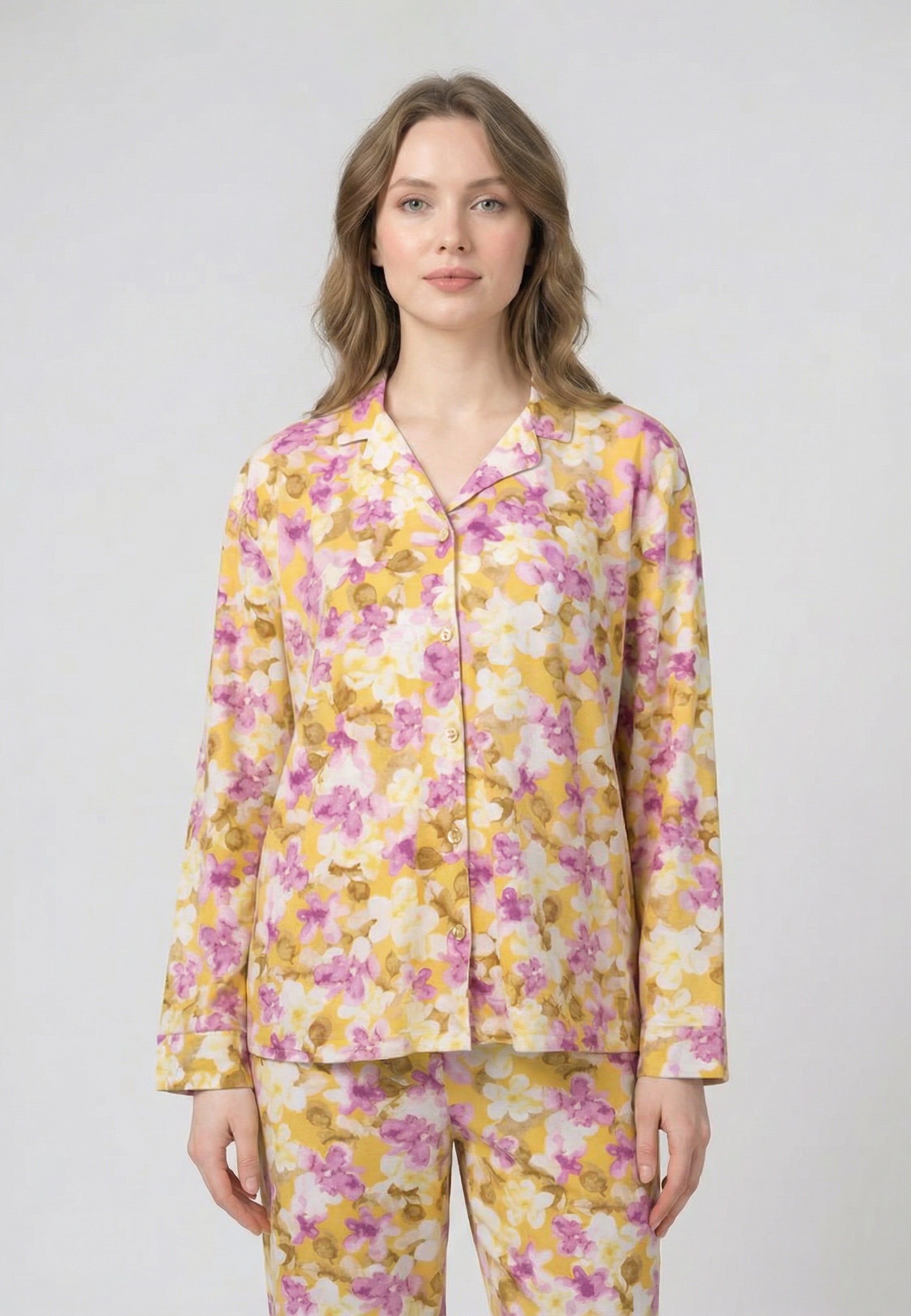 Femme portant un pyjama long deux pièces chemise boutonnée col tailleur et pantalon droit imprimé botanique mauve Rosabella Aurora Line