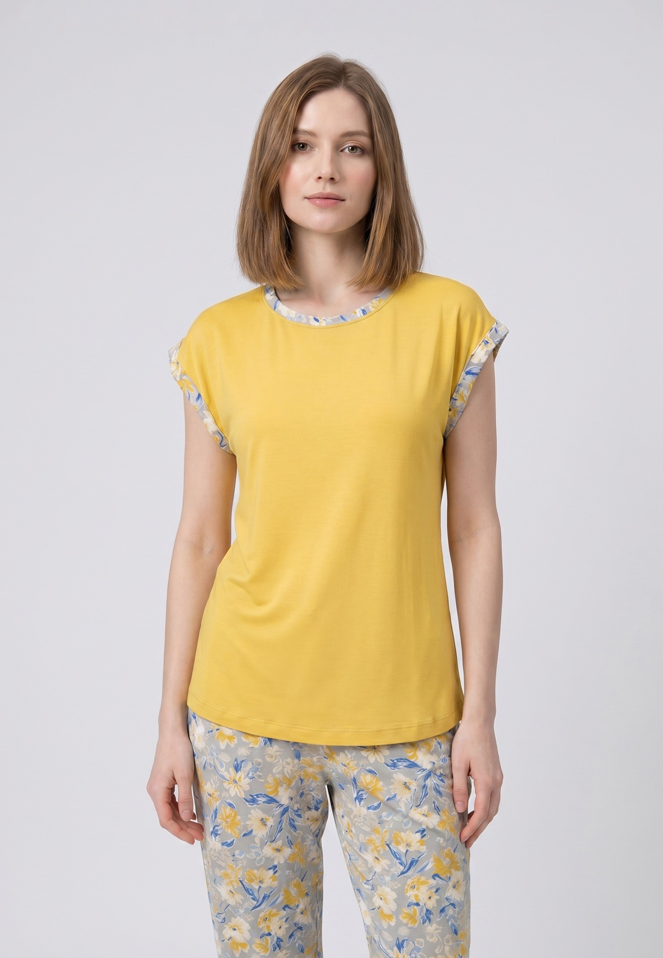 Femme portant un pyjama deux pièces t-shirt moutarde liseré fleuri au col et manches et pantalon long imprimé ethnique floral multicolore Rosabella Ethnique 2