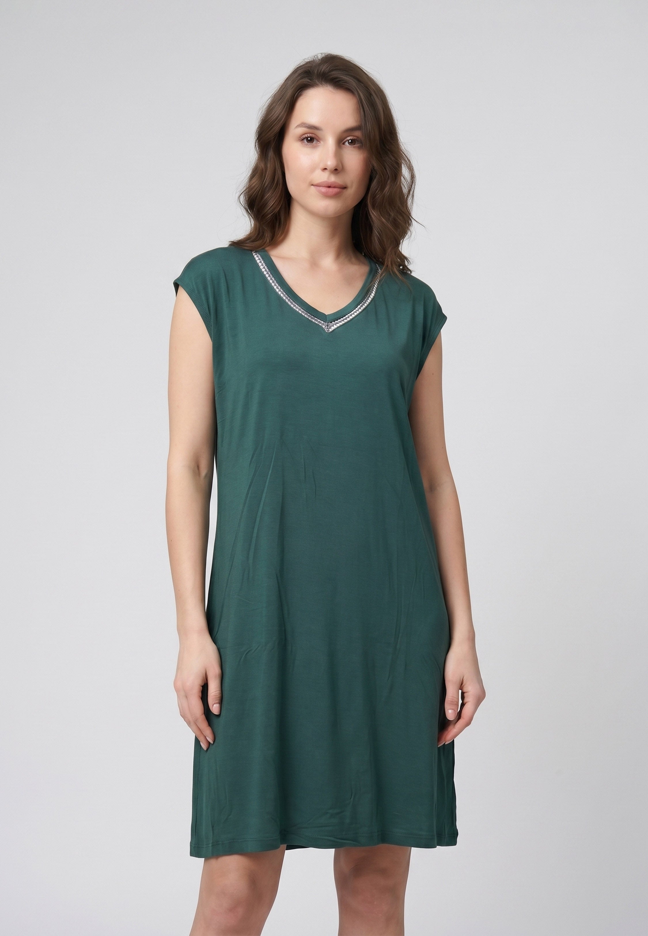 Femme portant une robe de nuit courte col V dentelle unie vert Rosabella Cozy Comforts