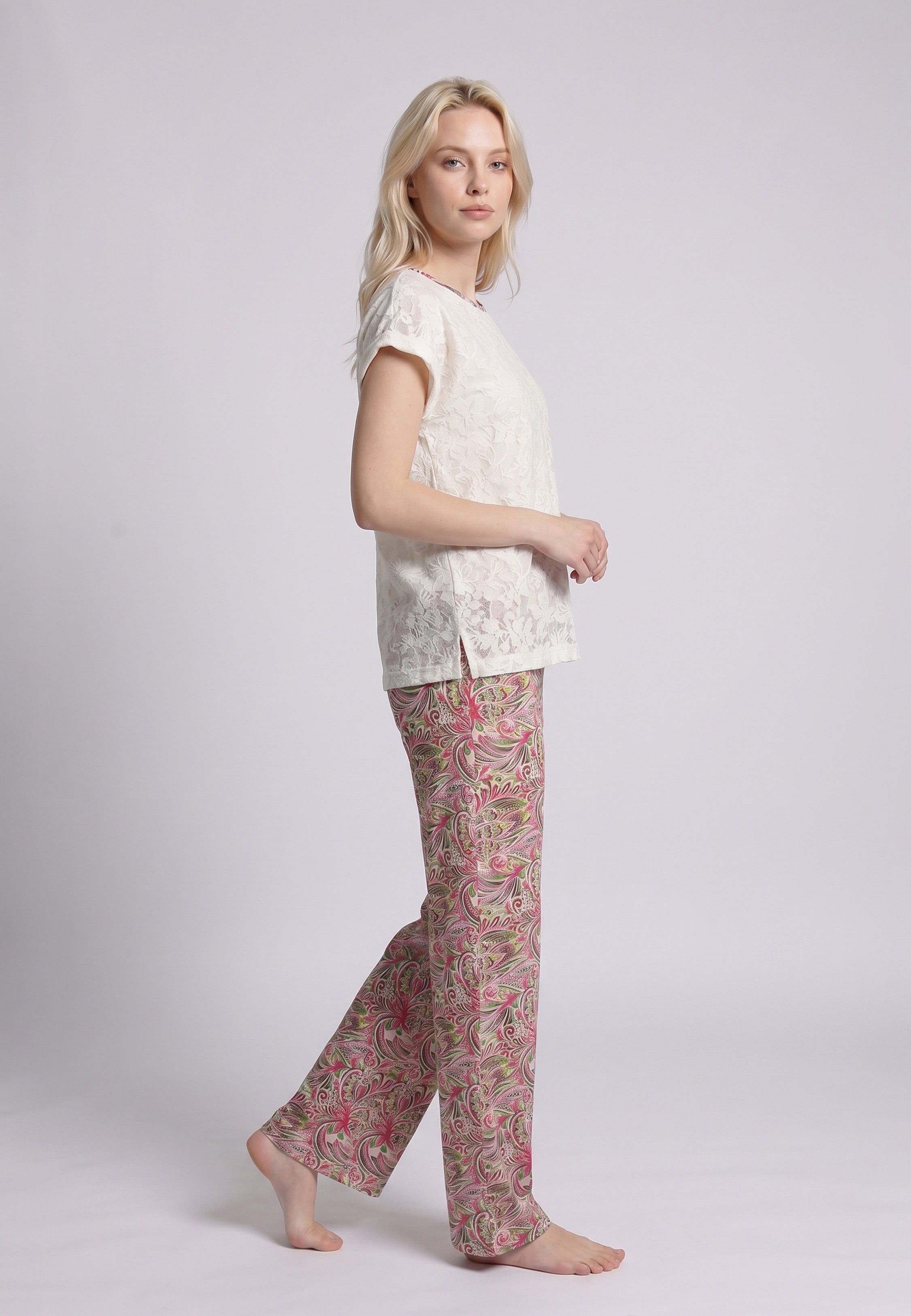 Femme portant un pyjama deux pièces top col rond manches courtes jacquard fleuri blanc et pantalon droit imprimé paisley multicolore rose vert et kaki Rosabella Rétro Floral